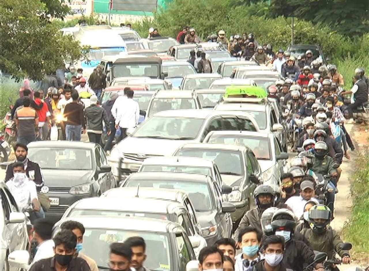 <p>ಕೇಂದ್ರ ಸರ್ಕಾರ ಅನ್ಲಾಕ್ ಮಾರ್ಗಸೂಚಿ ಪ್ರಕಟಿಸಿದ ಬಳಿಕ ಜಿಲ್ಲಾಡಳಿತ ಕಳೆದ ಸೆ.7 ರಿಂದಲೇ ಪ್ರವಾಸಿಗರಿಗೆ ನಂದಿಗಿರಿಧಾಮವನ್ನು ಮುಕ್ತಗೊಳಿಸಿತ್ತು. ಆದರೂ ನಿರೀಕ್ಷಿತ ಪ್ರಮಾಣದಲ್ಲಿ ಪ್ರವಾಸಿಗರು ಗಿರಿಧಾಮದ ಕಡೆಗೆ ಹೆಜ್ಜೆ ಹಾಕಿರಲಿಲ್ಲ. ಆದರೆ ಭಾನುವಾರ ನಿರೀಕ್ಷೆಗೂ ಮೀರಿ ಸಾವಿರಾರು ಸಂಖ್ಯೆಯಲ್ಲಿ ಪ್ರವಾಸಿಗರು ಗಿರಿಧಾಮಕ್ಕೆ ಆಗಮಿಸಿ ಗಮನ ಸೆಳೆದರು.</p> <p>ಕೇಂದ್ರ ಸರ್ಕಾರ ಅನ್ಲಾಕ್ ಮಾರ್ಗಸೂಚಿ ಪ್ರಕಟಿಸಿದ ಬಳಿಕ ಜಿಲ್ಲಾಡಳಿತ ಕಳೆದ ಸೆ.7 ರಿಂದಲೇ ಪ್ರವಾಸಿಗರಿಗೆ ನಂದಿಗಿರಿಧಾಮವನ್ನು ಮುಕ್ತಗೊಳಿಸಿತ್ತು. ಆದರೂ ನಿರೀಕ್ಷಿತ ಪ್ರಮಾಣದಲ್ಲಿ ಪ್ರವಾಸಿಗರು ಗಿರಿಧಾಮದ ಕಡೆಗೆ ಹೆಜ್ಜೆ ಹಾಕಿರಲಿಲ್ಲ. ಆದರೆ ಭಾನುವಾರ ನಿರೀಕ್ಷೆಗೂ ಮೀರಿ ಸಾವಿರಾರು ಸಂಖ್ಯೆಯಲ್ಲಿ ಪ್ರವಾಸಿಗರು ಗಿರಿಧಾಮಕ್ಕೆ ಆಗಮಿಸಿ ಗಮನ ಸೆಳೆದರು.</p>