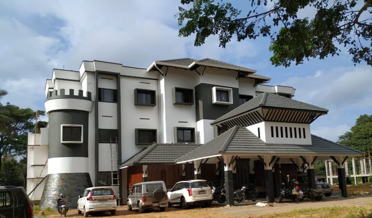 <p>ആധുനിക സൗകര്യങ്ങളോടെ പണിതീര്ത്ത ഇരുനില കെട്ടിടത്തിന്റെ ദൂരെ നിന്നുമുള്ള കാഴ്ചകള് കൊട്ടാര സദൃശ്യമാണ്. നാലുകെട്ട് മാതൃകയിലുള്ള മനോഹരമായ രൂപഭംഗിയാണ് ഓഫീസ് സമുച്ചയത്തിന്റെ മുഖ്യ ആകര്ഷണം.</p> <p>ആധുനിക സൗകര്യങ്ങളോടെ പണിതീര്ത്ത ഇരുനില കെട്ടിടത്തിന്റെ ദൂരെ നിന്നുമുള്ള കാഴ്ചകള് കൊട്ടാര സദൃശ്യമാണ്. നാലുകെട്ട് മാതൃകയിലുള്ള മനോഹരമായ രൂപഭംഗിയാണ് ഓഫീസ് സമുച്ചയത്തിന്റെ മുഖ്യ ആകര്ഷണം.</p>