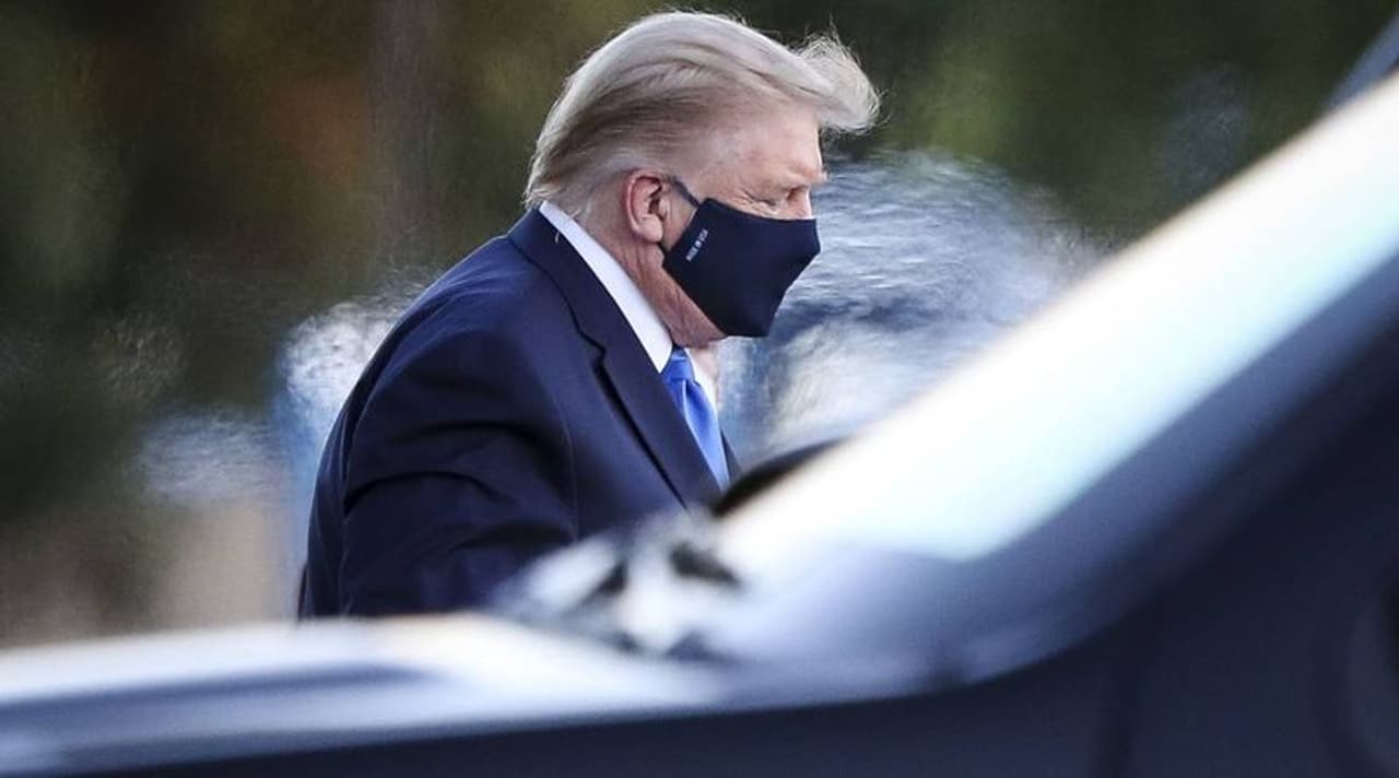 <p><strong>വാഷിംഗ്ടണ്:</strong> കൊവിഡ് ബാധിതനായ അമേരിക്കന് പ്രസിഡന്റ് ഡോണള്ഡ് ട്രംപ് ചികിത്സക്കിടെ കാര് യാത്ര നടത്തിയത് വിവാദത്തില്. അണികളെ ആവേശം കൊള്ളിക്കാനും വലിയ ആരോഗ്യപ്രശ്നങ്ങളില്ലെന്ന് കാണിക്കാനുമാണ് ട്രംപ് ചെറുയാത്ര നടത്തിയത്. എന്നാല്, ചികിത്സയിലിരിക്കെ ട്രംപിന്റെ കാര് യാത്ര ക്വാറന്റൈന് ലംഘനമാണെന്നും തെറ്റായ സന്ദേശം നല്കുന്നതാണെന്നും ആരോഗ്യപ്രവര്ത്തകര് ആരോപിച്ചു. അതേസമയം, കൊവിഡ് മാനദണ്ഡങ്ങള് ഉറപ്പാക്കിയാണ് യാത്ര ചെയ്തതെന്ന് വൈറ്റ്ഹൗസ് വിശദീകരിച്ചു.</p> <p><strong>വാഷിംഗ്ടണ്:</strong> കൊവിഡ് ബാധിതനായ അമേരിക്കന് പ്രസിഡന്റ് ഡോണള്ഡ് ട്രംപ് ചികിത്സക്കിടെ കാര് യാത്ര നടത്തിയത് വിവാദത്തില്. അണികളെ ആവേശം കൊള്ളിക്കാനും വലിയ ആരോഗ്യപ്രശ്നങ്ങളില്ലെന്ന് കാണിക്കാനുമാണ് ട്രംപ് ചെറുയാത്ര നടത്തിയത്. എന്നാല്, ചികിത്സയിലിരിക്കെ ട്രംപിന്റെ കാര് യാത്ര ക്വാറന്റൈന് ലംഘനമാണെന്നും തെറ്റായ സന്ദേശം നല്കുന്നതാണെന്നും ആരോഗ്യപ്രവര്ത്തകര് ആരോപിച്ചു. അതേസമയം, കൊവിഡ് മാനദണ്ഡങ്ങള് ഉറപ്പാക്കിയാണ് യാത്ര ചെയ്തതെന്ന് വൈറ്റ്ഹൗസ് വിശദീകരിച്ചു.</p>