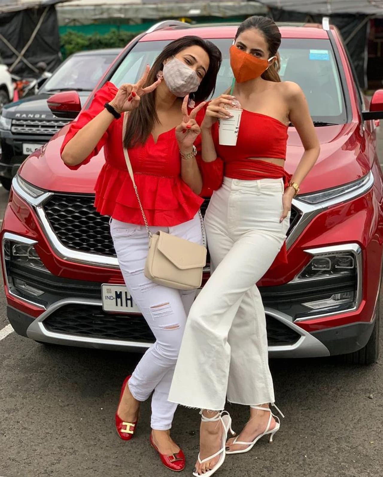 <p>టీవీ, సినీ హాట్ స్టార్ శ్వేతా తివారి హిందీ సీరియల్స్ ఎంతో పాపులర్ అయిన విషయం తెలిసిందే. గత నెలలో తనకు కరోనా సోకింది. దీంతో వెంటనే హోం క్వారంటైన్కి వెళ్ళిపోయింది. </p> <p>టీవీ, సినీ హాట్ స్టార్ శ్వేతా తివారి హిందీ సీరియల్స్ ఎంతో పాపులర్ అయిన విషయం తెలిసిందే. గత నెలలో తనకు కరోనా సోకింది. దీంతో వెంటనే హోం క్వారంటైన్కి వెళ్ళిపోయింది. </p>