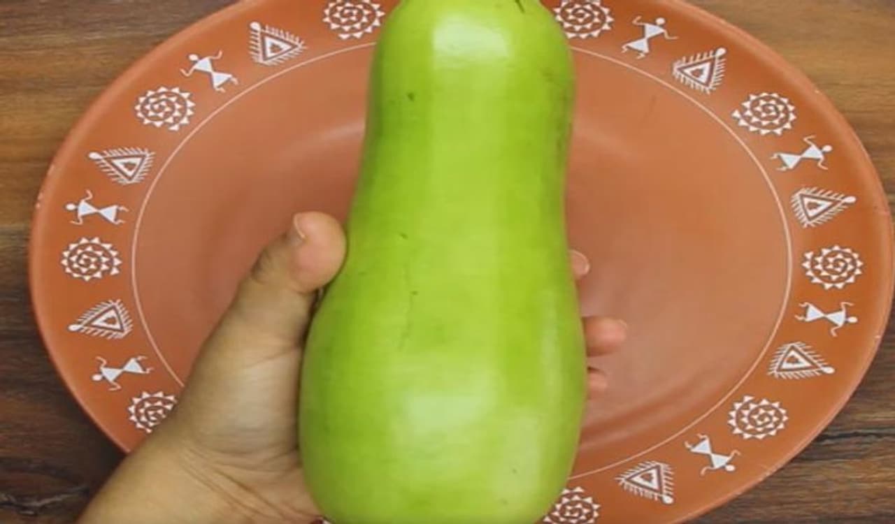 <p>ಸೋರೆಕಾಯಿ ಚಟ್ನಿ ತಯಾರಿಸಲು ಸಣ್ಣ ಗಾತ್ರದ ಸೋರೆಕಾಯಿ ತೆಗೆದುಕೊಳ್ಳಿ. ಸೋರೆಕಾಯಿ ಎಳೆಯದಾಗಿರಬೇಕು.<br /> </p> <p>ಸೋರೆಕಾಯಿ ಚಟ್ನಿ ತಯಾರಿಸಲು ಸಣ್ಣ ಗಾತ್ರದ ಸೋರೆಕಾಯಿ ತೆಗೆದುಕೊಳ್ಳಿ. ಸೋರೆಕಾಯಿ ಎಳೆಯದಾಗಿರಬೇಕು.<br /> </p>