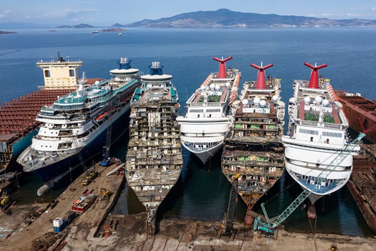 <p>മഹാമാരിയുടെ പിടിയില്‍ ലോകമമര്‍ന്നപ്പോള്‍ പല വ്യവസായങ്ങളും നിശ്ചലമായി. ഇതില്‍ ഏറ്റവും വലിയ വ്യവസായങ്ങളിലൊന്നാണ് ക്രൂയിസ് കപ്പല്‍ വിപണി. ലോകം മുഴുവനും മാസങ്ങളോളം കറങ്ങി നടക്കുന്ന ക്രൂയിസ് കപ്പലുകള്‍ ഇന്ന് ആളില്ലാതെ, അനക്കമില്ലാതെ കിടക്കുന്നു.&nbsp;</p>