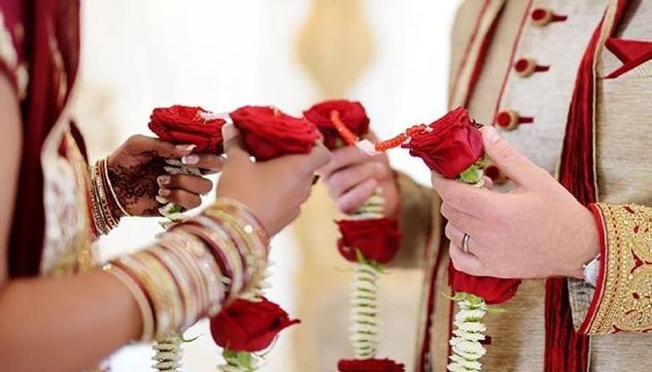 <p>ಈ ರೀತಿ ಎಷ್ಟೋಮಂದಿಗೆ ಜೀವನದಲ್ಲಿ ಆಗಿದ್ದು ಇದೆ. ಆಗುತ್ತಲೂ ಇದೆ. ಸಂಸಾರದಲ್ಲಿ ಹೆಣ್ಣಾಗಲಿ ಗಂಡಾಗಲಿ ಸಮಾನ ಮನಸ್ಕರು ಇದ್ದರೆ ಅಲ್ಲಿ ಸಂತೋಷ ಇದೆ. ಹಾಗಾಗಿ ಮದುವೆ ಮಾಡಿ ಕೊಳ್ಳುವ ಮೊದಲು ಇಬ್ಬರು ತಮ್ಮ ಅಂತರಂಗ ಬಹಿರಂಗ ಎಲ್ಲವನ್ನು ಮಾತಾಡಿ ತಮ್ಮ ಮನಸ್ಸಿಗೆ ಹಿತವಾದರೆ ಮದುವೆಯಾಗಿ ಯಾರ ಒತ್ತಾಯಕ್ಕೆ ಗಂಟು ಬಿದ್ದು ಜೀವನ ನರಕವಾಗದಂತೆ ತಮ್ಮ ಬಾಳನ್ನು ತಾವು ರಕ್ಷಿಸಿಕೊಳ್ಳಿ.</p> <p>ಈ ರೀತಿ ಎಷ್ಟೋಮಂದಿಗೆ ಜೀವನದಲ್ಲಿ ಆಗಿದ್ದು ಇದೆ. ಆಗುತ್ತಲೂ ಇದೆ. ಸಂಸಾರದಲ್ಲಿ ಹೆಣ್ಣಾಗಲಿ ಗಂಡಾಗಲಿ ಸಮಾನ ಮನಸ್ಕರು ಇದ್ದರೆ ಅಲ್ಲಿ ಸಂತೋಷ ಇದೆ. ಹಾಗಾಗಿ ಮದುವೆ ಮಾಡಿ ಕೊಳ್ಳುವ ಮೊದಲು ಇಬ್ಬರು ತಮ್ಮ ಅಂತರಂಗ ಬಹಿರಂಗ ಎಲ್ಲವನ್ನು ಮಾತಾಡಿ ತಮ್ಮ ಮನಸ್ಸಿಗೆ ಹಿತವಾದರೆ ಮದುವೆಯಾಗಿ ಯಾರ ಒತ್ತಾಯಕ್ಕೆ ಗಂಟು ಬಿದ್ದು ಜೀವನ ನರಕವಾಗದಂತೆ ತಮ್ಮ ಬಾಳನ್ನು ತಾವು ರಕ್ಷಿಸಿಕೊಳ್ಳಿ.</p>