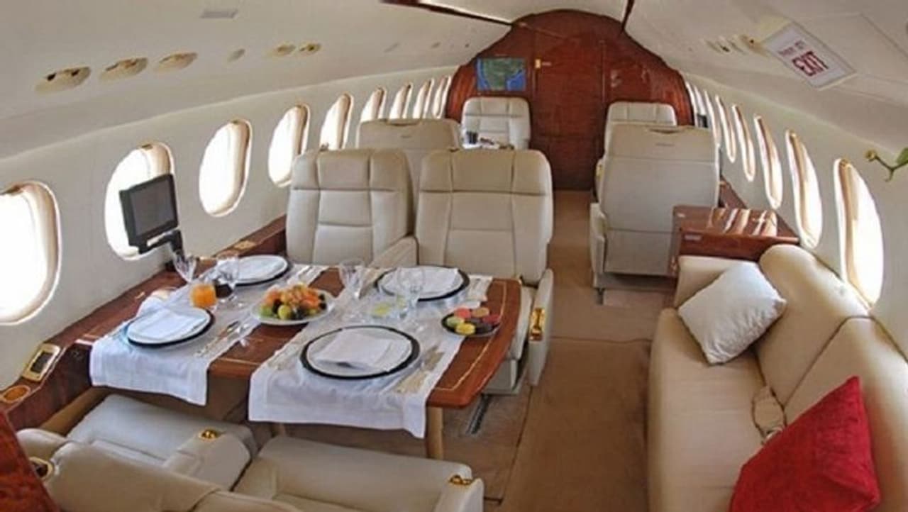 <p>ಈ ಐಷಾರಾಮಿ ಜೆಟ್‌ನಲ್ಲಿ ಕಾನ್ಫರೆನ್ಸ್‌ ರೂಂ, ಎಕ್ಸಿಕ್ಯೂಟಿವ್ ಲಾಂಚ್, ಪೈವೆಟ್‌ ಸೂಟ್‌ನಂತಹ ಅನೇಕ ಸೌಲಭ್ಯಗಳೂ ಇವೆ.</p>