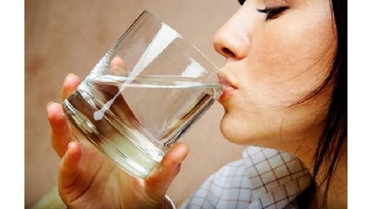 <p>ചില ഭക്ഷണങ്ങള് കഴിക്കുന്നത് നിര്ജലീകരണം തടയാൻ സഹായിക്കുമ്പോള്, മറ്റു ചില ഭക്ഷണങ്ങള് നിര്ജലീകരണം ഉണ്ടാക്കുന്നു. ഉപ്പ് അധികം അടങ്ങിയ ഭക്ഷണങ്ങള് കഴിക്കുന്നത് നിര്ജലീകരണം ഉണ്ടാക്കുമെന്ന് ന്യൂട്രീഷനിസ്റ്റായ ലവ്നീത് ബത്ര പറയുന്നു. നിര്ജലീകരണം തടയാൻ ഈ ഭക്ഷണങ്ങള് ഒഴിവാക്കാം...</p> <p>ചില ഭക്ഷണങ്ങള് കഴിക്കുന്നത് നിര്ജലീകരണം തടയാൻ സഹായിക്കുമ്പോള്, മറ്റു ചില ഭക്ഷണങ്ങള് നിര്ജലീകരണം ഉണ്ടാക്കുന്നു. ഉപ്പ് അധികം അടങ്ങിയ ഭക്ഷണങ്ങള് കഴിക്കുന്നത് നിര്ജലീകരണം ഉണ്ടാക്കുമെന്ന് ന്യൂട്രീഷനിസ്റ്റായ ലവ്നീത് ബത്ര പറയുന്നു. നിര്ജലീകരണം തടയാൻ ഈ ഭക്ഷണങ്ങള് ഒഴിവാക്കാം...</p>