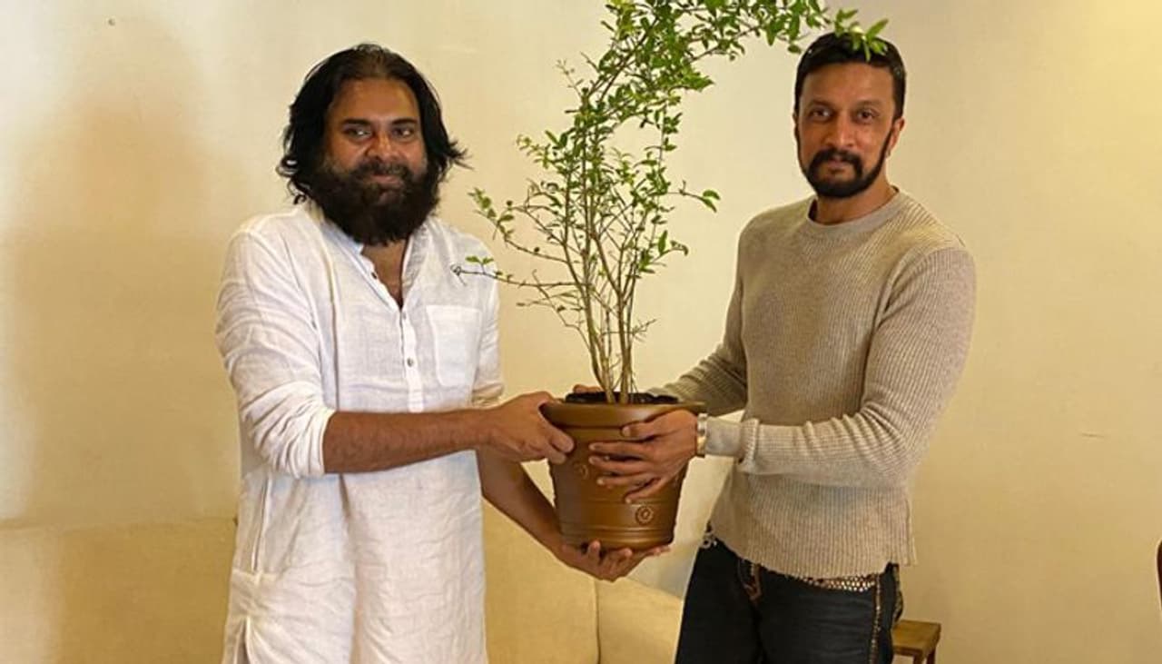 <p>ಮೊದಲ ಬಾರಿಗೆ ಒಂದಾಗಿ ಕಾಣಿಸಿಕೊಂಡ ಪವರ್ ಸ್ಟಾರ್ ಹಾಗೂ ಅಭಿನಯ ಚಕ್ರವರ್ತಿ.</p> <p>ಮೊದಲ ಬಾರಿಗೆ ಒಂದಾಗಿ ಕಾಣಿಸಿಕೊಂಡ ಪವರ್ ಸ್ಟಾರ್ ಹಾಗೂ ಅಭಿನಯ ಚಕ್ರವರ್ತಿ.</p>