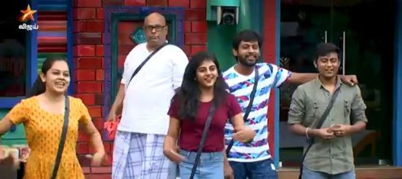 <p>உலக நாயகன் கமல்ஹாசன் தொகுத்து வழங்க, 16 போட்டியாளர்களுடன் அமோகமாக நேற்று ஆரம்பமானது பிக்பாஸ் சீசன் 4 நிகழ்ச்சி. இன்று முதல் அனைவரும் தங்களுடைய போட்டிக்கு தயாராகி உள்ளனர். </p> <p>உலக நாயகன் கமல்ஹாசன் தொகுத்து வழங்க, 16 போட்டியாளர்களுடன் அமோகமாக நேற்று ஆரம்பமானது பிக்பாஸ் சீசன் 4 நிகழ்ச்சி. இன்று முதல் அனைவரும் தங்களுடைய போட்டிக்கு தயாராகி உள்ளனர். </p>