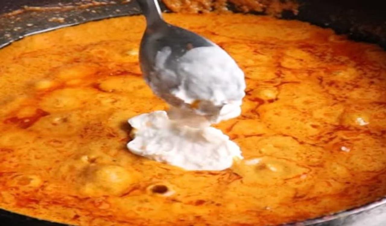 <p>ಈರುಳ್ಳಿ ಇಲ್ಲದೆ ಗ್ರೇವಿಯನ್ನು ದಪ್ಪವಾಗಿಸಲು ಬಯಸಿದರೆ, ಮೊಸರನ್ನು ಬಳಸಬಹುದು.</p> <p>ಈರುಳ್ಳಿ ಇಲ್ಲದೆ ಗ್ರೇವಿಯನ್ನು ದಪ್ಪವಾಗಿಸಲು ಬಯಸಿದರೆ, ಮೊಸರನ್ನು ಬಳಸಬಹುದು.</p>