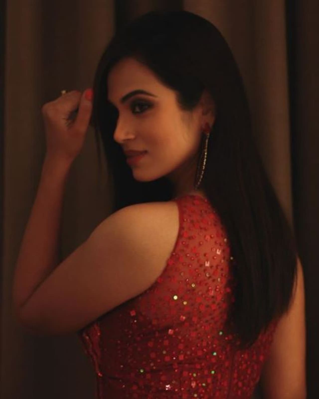 <p>பிரபல நடிகை ரம்யா பாண்டியன், நேற்று உலக நாயகன் கமலஹாசன் தொகுத்து வழங்கி வரும், பிக்பாஸ் நிகழ்ச்சியில் போட்டியாளர்களின் ஒருவராக உள்ளே நுழைந்தார். அவர் வீட்டுக்குள் செல்லும் போது போட்டு சென்ற உடை தான் பாஸ் இது.</p> <p>பிரபல நடிகை ரம்யா பாண்டியன், நேற்று உலக நாயகன் கமலஹாசன் தொகுத்து வழங்கி வரும், பிக்பாஸ் நிகழ்ச்சியில் போட்டியாளர்களின் ஒருவராக உள்ளே நுழைந்தார். அவர் வீட்டுக்குள் செல்லும் போது போட்டு சென்ற உடை தான் பாஸ் இது.</p>