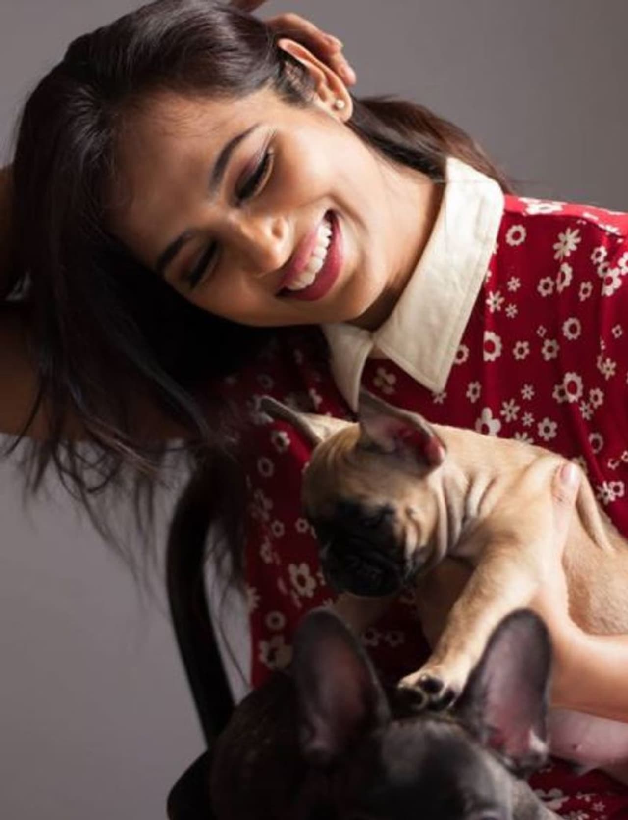 <p>'ஜோக்கர்' படத்தின் மூலமாவே தன்னுடைய வித்தியாசமான நடிப்பால் ரசிகர்கள் மனதில் இடம் பிடித்த ரம்யா பாண்டியன், இந்த படத்தை தொடர்ந்து நடித்த ஆண் தேவதை படத்தில் இரண்டு குழந்தைகளுக்கு அம்மாவாக நடித்து ஆச்சர்யப்படுத்தினார். </p> <p>'ஜோக்கர்' படத்தின் மூலமாவே தன்னுடைய வித்தியாசமான நடிப்பால் ரசிகர்கள் மனதில் இடம் பிடித்த ரம்யா பாண்டியன், இந்த படத்தை தொடர்ந்து நடித்த ஆண் தேவதை படத்தில் இரண்டு குழந்தைகளுக்கு அம்மாவாக நடித்து ஆச்சர்யப்படுத்தினார். </p>