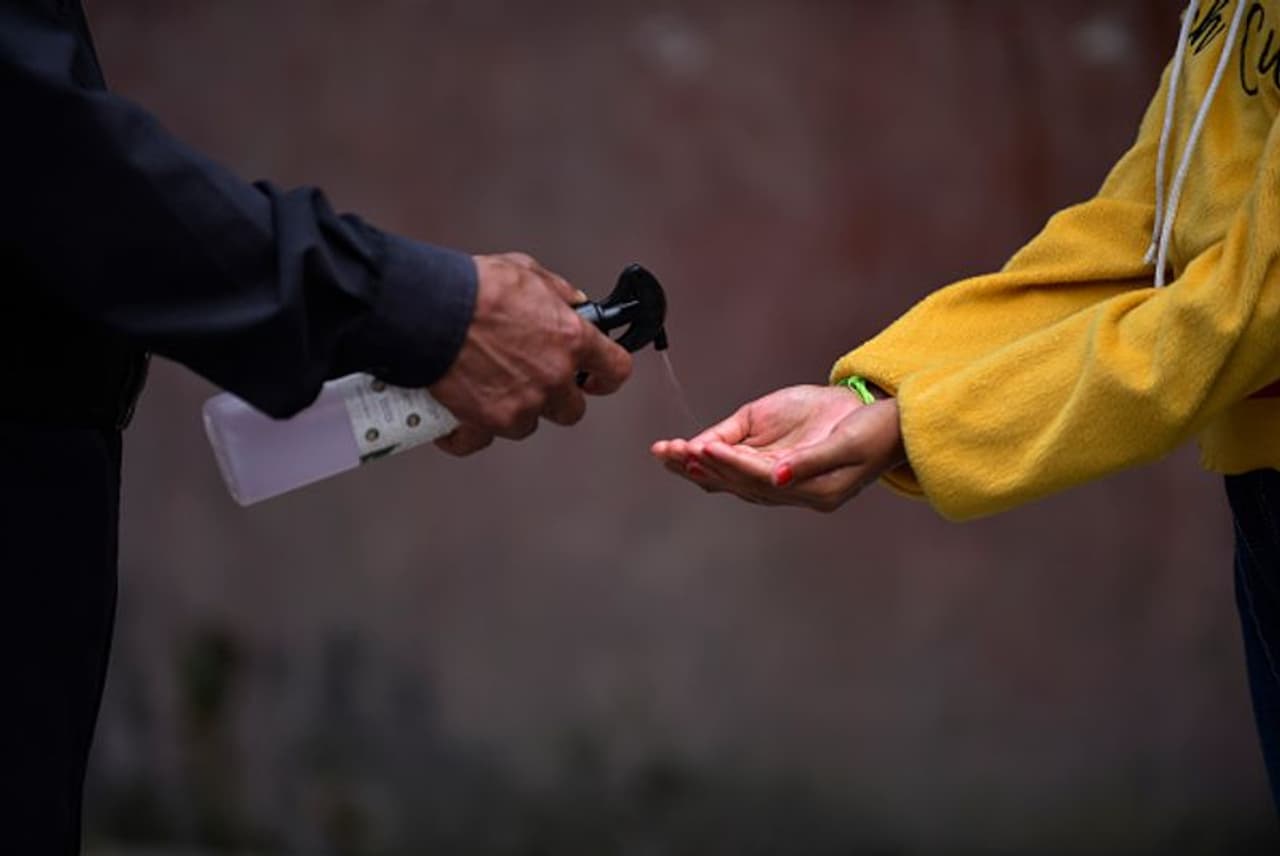 <p>1) സ്കൂൾ പ്രവർത്തി സമയങ്ങളിൽ മുഴുവൻ വൈദ്യ സഹായം ലഭ്യമാക്കണം. സ്കൂളിലോ തൊട്ടടുത്തോ പ്രവർത്തി സമയത്ത് അടിയന്തിര വൈദ്യ സഹായം വേണ്ടി വന്നാൽ അതിന് വേണ്ട സൗകര്യം ഒരുക്കണം</p> <p>1) സ്കൂൾ പ്രവർത്തി സമയങ്ങളിൽ മുഴുവൻ വൈദ്യ സഹായം ലഭ്യമാക്കണം. സ്കൂളിലോ തൊട്ടടുത്തോ പ്രവർത്തി സമയത്ത് അടിയന്തിര വൈദ്യ സഹായം വേണ്ടി വന്നാൽ അതിന് വേണ്ട സൗകര്യം ഒരുക്കണം</p>