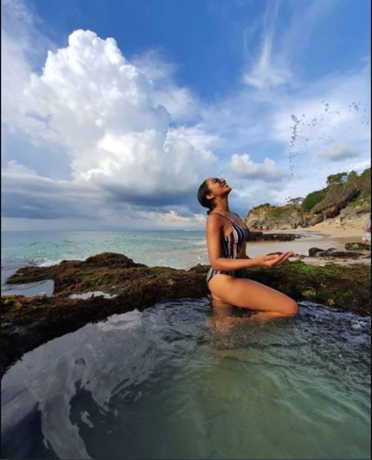 <p>బిగ్ బాస్ తెలుగు సీజన్‌లో సందడి చేసిన భామ తేజస్వి.. ఆ షోలో తన అందచందాలతో పాటు అల్లరితో కుర్రకారులో యమ క్రేజ్ తెచ్చుకుంది.</p>