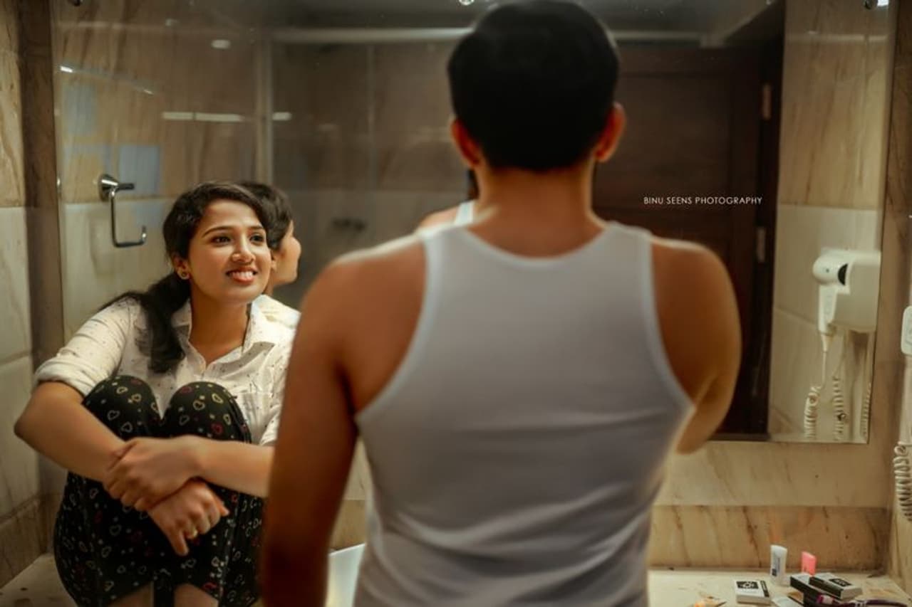 <p>ദുബായില് ജോലി ചെയ്യുന്നതിനിടെയാണ് കോട്ടയത്തുകാരി അഞ്ജു സാറയുമൊത്തുള്ള ജെറിന് ജോർജിയുടെ വിവാഹം ഉറപ്പിക്കുന്നത്. </p> <p>ദുബായില് ജോലി ചെയ്യുന്നതിനിടെയാണ് കോട്ടയത്തുകാരി അഞ്ജു സാറയുമൊത്തുള്ള ജെറിന് ജോർജിയുടെ വിവാഹം ഉറപ്പിക്കുന്നത്. </p>