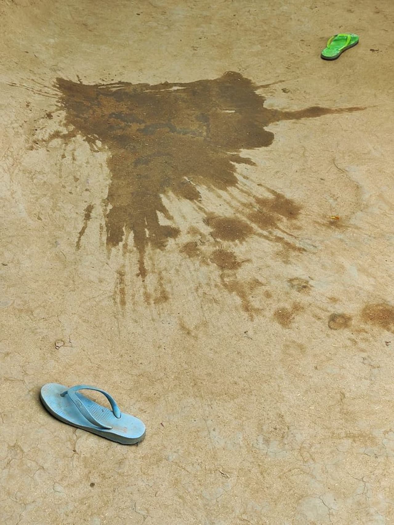 <p>ഹാഥ്റസ് കേസ് ഇന്ന് സുപ്രീംകോടതിയുടെ പരിഗണനയ്ക്ക് എടുക്കുകയാണ്. കോടതി മേല്‍നോട്ടത്തില്‍ സിബിഐയോ, പ്രത്യേക സംഘമോ കേസ് അന്വേഷിക്കണമെന്ന ഹര്‍ജിയാണ് സുപ്രീംകോടതി പരിഗണിക്കുന്നത്. അഭിഭാഷകനായ സഞ്ജീവ് മല്‍ഹോത്ര നല്‍കിയ ഹര്‍ജി ചീഫ് ജസ്റ്റിസ് അധ്യക്ഷനായ മൂന്നംഗ ബഞ്ചാണ് പരിഗണിക്കുന്നത്. ജുഡീഷ്യല്‍ അന്വേഷണം വേണമെന്ന ആവശ്യം ശക്തമാകുന്നതിനിടെ കൂടിയാണ് ഹര്‍ജി കോടതിക്ക് മുന്‍പിലെത്തുന്നത്.</p>