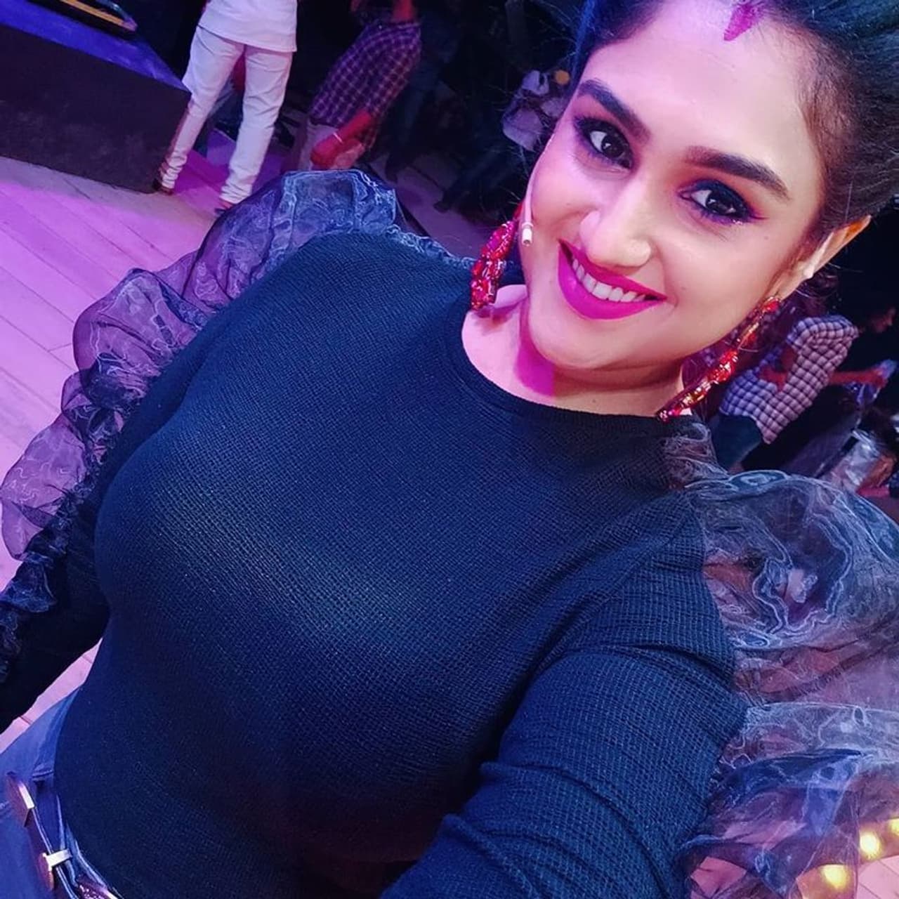 <p>பிக்பாஸ் சீசன் 3 நிகழ்ச்சியில் பங்கேற்று மக்களின் ஆதரவையும், அன்பையும் பெற்றார் வனிதா விஜயகுமார். பிக்பாஸ் நிகழ்ச்சியில் இருந்து வெளியே வந்த பிறகு ரியாலிட்டி ஷோக்கள், யூ டியூப் சேனல் படு பிசியாக இருக்கிறார்.&nbsp;</p>