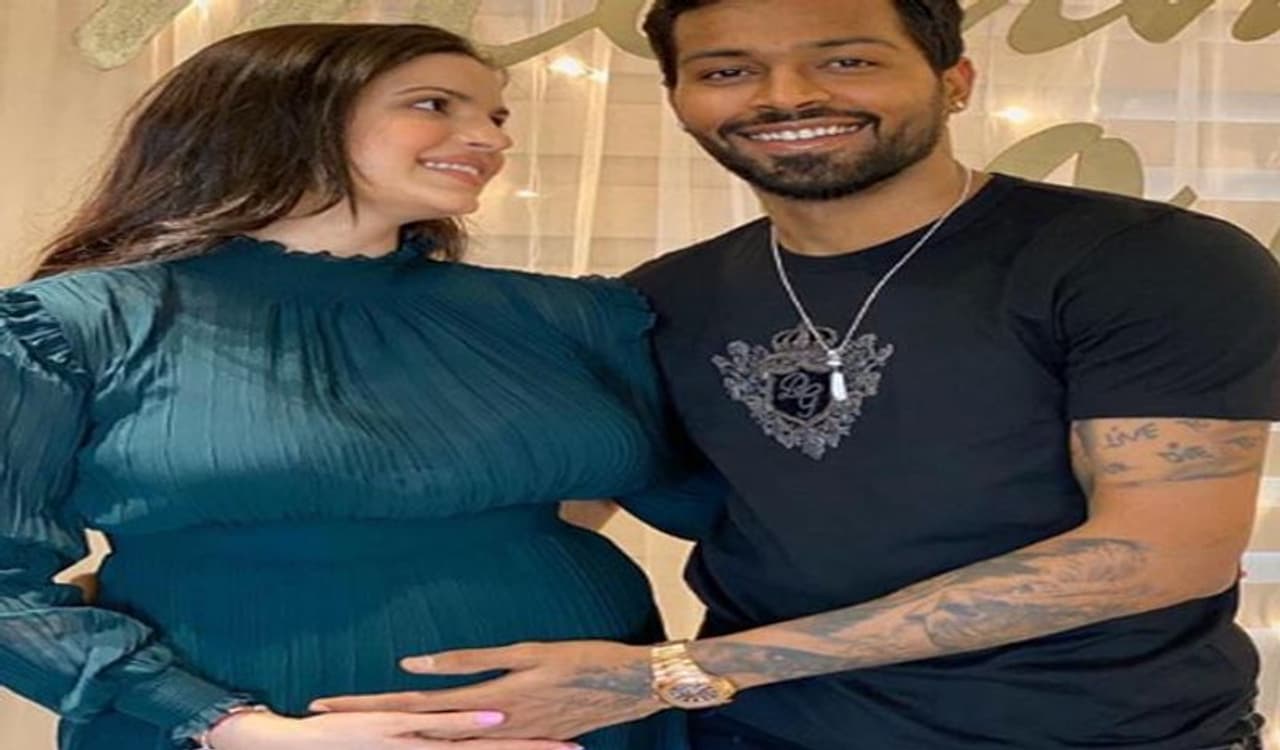 <p> స్పోర్ట్స్ డెస్క్: ఇండియన్ ప్రీమియర్ లీగ్... ప్రస్తుతం భారత క్రికెట్ ప్రియులను ఉర్రూతలూగిస్తున్న బిగ్ క్రికెట్ ఈవెంట్. కరోనా వ్యాప్తి, లాక్ డౌన్ కారణంగా ఎంటర్టైన్ మెంట్ కు దూరమైన ప్రజలను ముఖ్యంగా క్రికెట్ అభిమానులను అలరిస్తోంది ఐపిఎల్ సీజన్ 13. ఇలా ఈ ఏడాది సరికొత్తగా సాగుతున్న ఐపిఎల్ మైదానంలో జరిగిన మ్యాచ్ విశేషాలతోనే కాదు మైదానం బయట జరిగే విషయాలతో బాగా ప్రాచుర్యాన్ని పొందుతోంది. గత అన్ని ఐపిఎల్ సీజన్లలో ఆటగాళ్ళ భార్యా పిల్లలు మైదానంలో సందడి చేయగా కరోనా కారణంగా ఈసారి ఆ అవకాశం లేకుండా పోయింది. కానీ కొంతమంది క్రికెటర్లు, వారి భార్యలు సోషల్ మీడియా ద్వారా ఒకరిపై ఒకరి ప్రేమను వ్యక్తపర్చుకుంటూ చేస్తున్న పోస్టులు కొన్ని వైరల్ గా మారుతున్నారు. </p> <p> స్పోర్ట్స్ డెస్క్: ఇండియన్ ప్రీమియర్ లీగ్... ప్రస్తుతం భారత క్రికెట్ ప్రియులను ఉర్రూతలూగిస్తున్న బిగ్ క్రికెట్ ఈవెంట్. కరోనా వ్యాప్తి, లాక్ డౌన్ కారణంగా ఎంటర్టైన్ మెంట్ కు దూరమైన ప్రజలను ముఖ్యంగా క్రికెట్ అభిమానులను అలరిస్తోంది ఐపిఎల్ సీజన్ 13. ఇలా ఈ ఏడాది సరికొత్తగా సాగుతున్న ఐపిఎల్ మైదానంలో జరిగిన మ్యాచ్ విశేషాలతోనే కాదు మైదానం బయట జరిగే విషయాలతో బాగా ప్రాచుర్యాన్ని పొందుతోంది. గత అన్ని ఐపిఎల్ సీజన్లలో ఆటగాళ్ళ భార్యా పిల్లలు మైదానంలో సందడి చేయగా కరోనా కారణంగా ఈసారి ఆ అవకాశం లేకుండా పోయింది. కానీ కొంతమంది క్రికెటర్లు, వారి భార్యలు సోషల్ మీడియా ద్వారా ఒకరిపై ఒకరి ప్రేమను వ్యక్తపర్చుకుంటూ చేస్తున్న పోస్టులు కొన్ని వైరల్ గా మారుతున్నారు. </p>