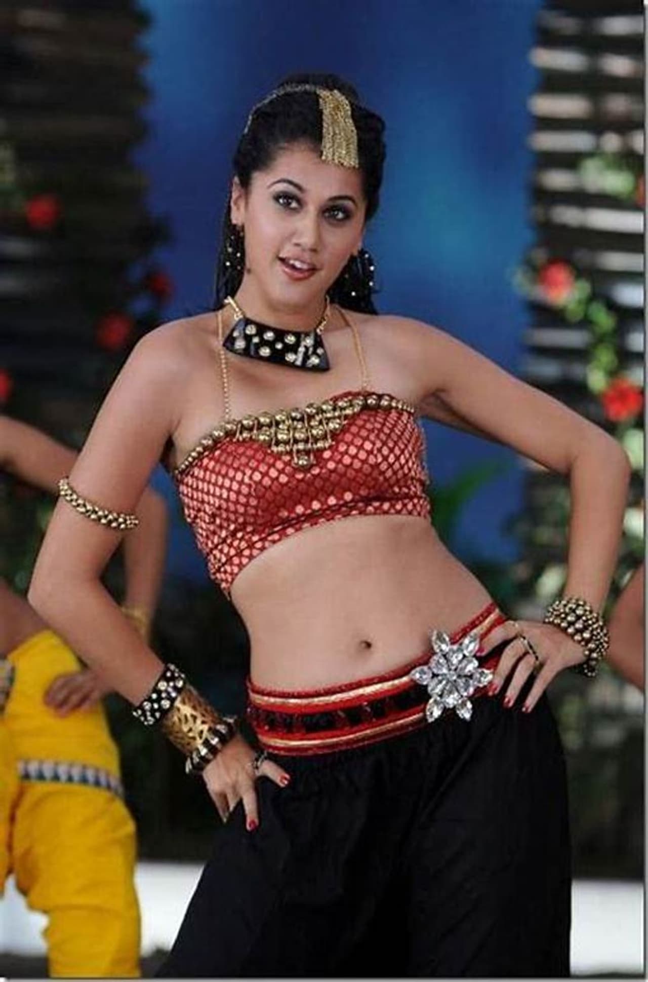 <p>కరోనా ఎవరినీ బయటకు వెళ్లనివ్వలేదు. ఏడాది పది సార్లు ఫారెన్స్ టూర్లు వేసే సెలబ్రిటీలు ఈ సారి ఇంటికే పరిమితమయ్యారు. ప్రస్తుతం కాస్త రిలాక్సేషన్ లభిస్తుంది. కోవిడ్ నుంచి అంతా ఫ్రీఅవుతున్నారు. రెగ్యులర్ లైఫ్ స్టార్ట్ కాబోతుంది. దీంతో తాప్సీ ఎంజాయ్ చేయాలని నిర్ణయించుకుంది. </p> <p>కరోనా ఎవరినీ బయటకు వెళ్లనివ్వలేదు. ఏడాది పది సార్లు ఫారెన్స్ టూర్లు వేసే సెలబ్రిటీలు ఈ సారి ఇంటికే పరిమితమయ్యారు. ప్రస్తుతం కాస్త రిలాక్సేషన్ లభిస్తుంది. కోవిడ్ నుంచి అంతా ఫ్రీఅవుతున్నారు. రెగ్యులర్ లైఫ్ స్టార్ట్ కాబోతుంది. దీంతో తాప్సీ ఎంజాయ్ చేయాలని నిర్ణయించుకుంది. </p>