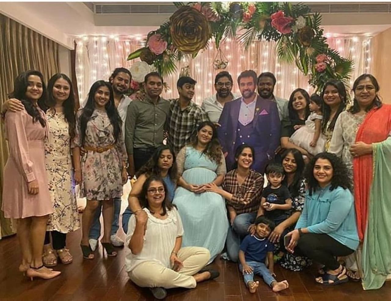 <p>ಸ್ಯಾಂಡಲ್‌ವುಡ್‌ ಲಿಟಲ್‌ ಚಿರಂಜೀವಿ ಸರ್ಜಾನನ್ನು ಬರ ಮಾಡಿಕೊಳ್ಳಲು ರೆಡಿಯಾಗಿರುವ ಸ್ನೇಹಿತರು.</p>