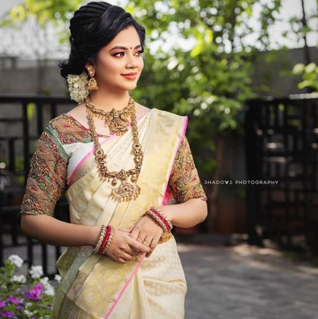 <p>வெள்ளை நிற பட்டு புடவையில் பேரழகியாய் அனிதா </p> <p>வெள்ளை நிற பட்டு புடவையில் பேரழகியாய் அனிதா </p>