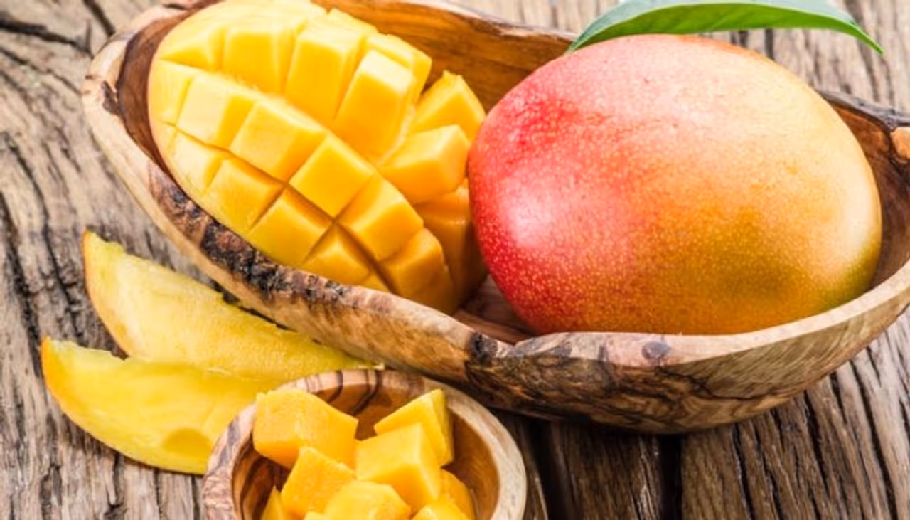 <p>వేసవికాలం మొదలైంది. ఎండాకాలం అనగానే... అందరికీ ముందుగా.. మామిడి పండ్లే గుర్తుకు వస్తాయి. ఈ సీజన్ లో మాత్రమే దొరుకుతాయి కాబట్టి.. అందరూ వీటిని ఇష్టంగా తింటుంటారు. </p> <p>వేసవికాలం మొదలైంది. ఎండాకాలం అనగానే... అందరికీ ముందుగా.. మామిడి పండ్లే గుర్తుకు వస్తాయి. ఈ సీజన్ లో మాత్రమే దొరుకుతాయి కాబట్టి.. అందరూ వీటిని ఇష్టంగా తింటుంటారు. </p>