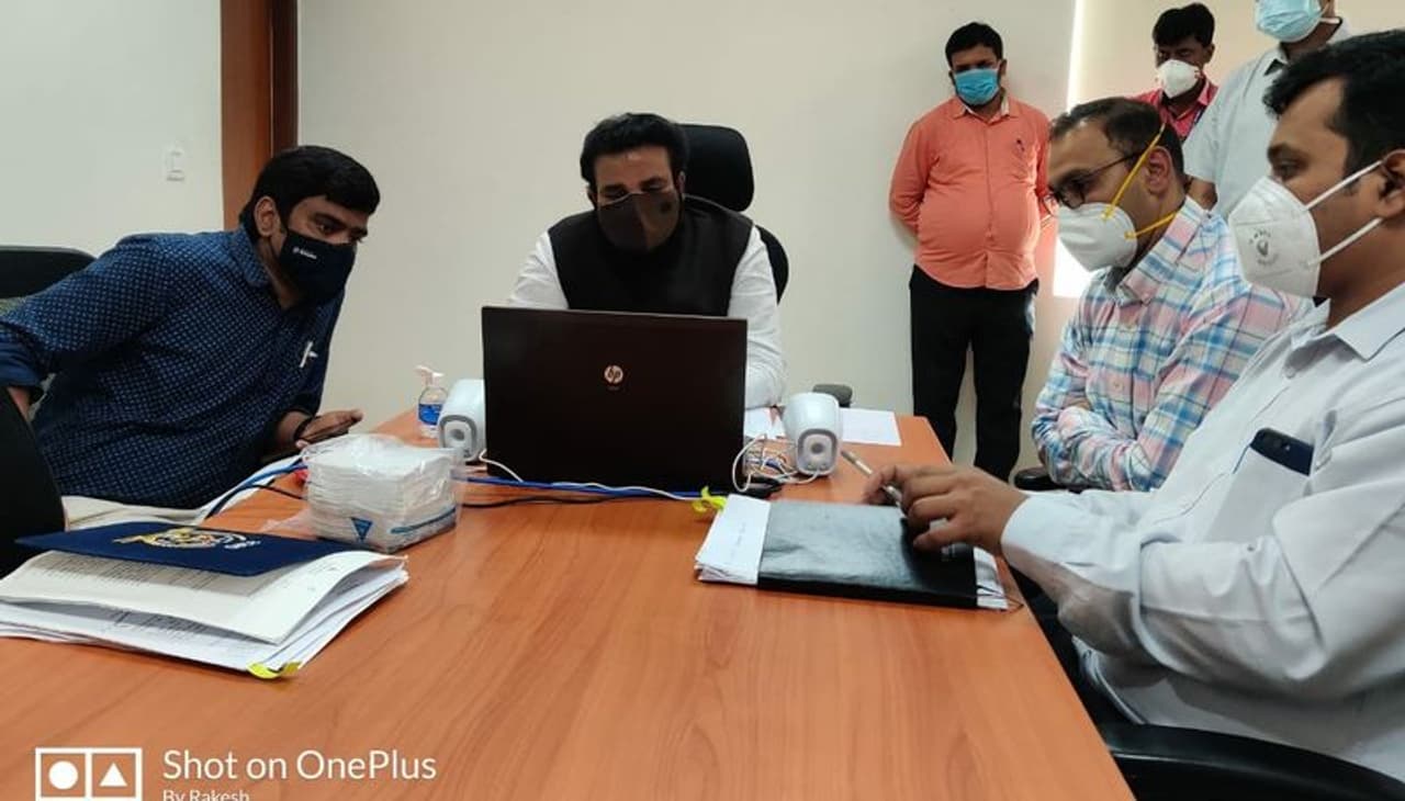 <p>ಶಾಲಾ ಕಾಲೇಜುಗಳ ಆರಂಭ ವಿಚಾರಕ್ಕೆ ಸಂಬಂಧಿಸಿದಂತೆ ಯಾವುದೇ ನಿರ್ಧಾರ ಕೈಗೊಂಡರೂ ಮಕ್ಕಳ ಸುರಕ್ಷತೆ, ಆರೋಗ್ಯದ ದೃಷ್ಟಿಯಲ್ಲಿ ನಿರ್ಧಾರ ಕೈಗೊಳ್ಳಲಾಗುವುದು. ಮಕ್ಕಳ ಸುರಕ್ಷತೆ, ಆರೋಗ್ಯ ಮತ್ತು ಶಿಕ್ಷಣ ಎರಡನ್ನು ಮನಸ್ಸಿನಲ್ಲಿಟ್ಟುಕೊಂಡು ತೀರ್ಮಾನ ಮಾಡುತ್ತೇವೆ ಎಂದು ಆರೋಗ್ಯ ಸಚಿವ ಶ್ರೀರಾಮುಲು ಹೇಳಿದ್ದಾರೆ.</p> <p>ಶಾಲಾ ಕಾಲೇಜುಗಳ ಆರಂಭ ವಿಚಾರಕ್ಕೆ ಸಂಬಂಧಿಸಿದಂತೆ ಯಾವುದೇ ನಿರ್ಧಾರ ಕೈಗೊಂಡರೂ ಮಕ್ಕಳ ಸುರಕ್ಷತೆ, ಆರೋಗ್ಯದ ದೃಷ್ಟಿಯಲ್ಲಿ ನಿರ್ಧಾರ ಕೈಗೊಳ್ಳಲಾಗುವುದು. ಮಕ್ಕಳ ಸುರಕ್ಷತೆ, ಆರೋಗ್ಯ ಮತ್ತು ಶಿಕ್ಷಣ ಎರಡನ್ನು ಮನಸ್ಸಿನಲ್ಲಿಟ್ಟುಕೊಂಡು ತೀರ್ಮಾನ ಮಾಡುತ್ತೇವೆ ಎಂದು ಆರೋಗ್ಯ ಸಚಿವ ಶ್ರೀರಾಮುಲು ಹೇಳಿದ್ದಾರೆ.</p>