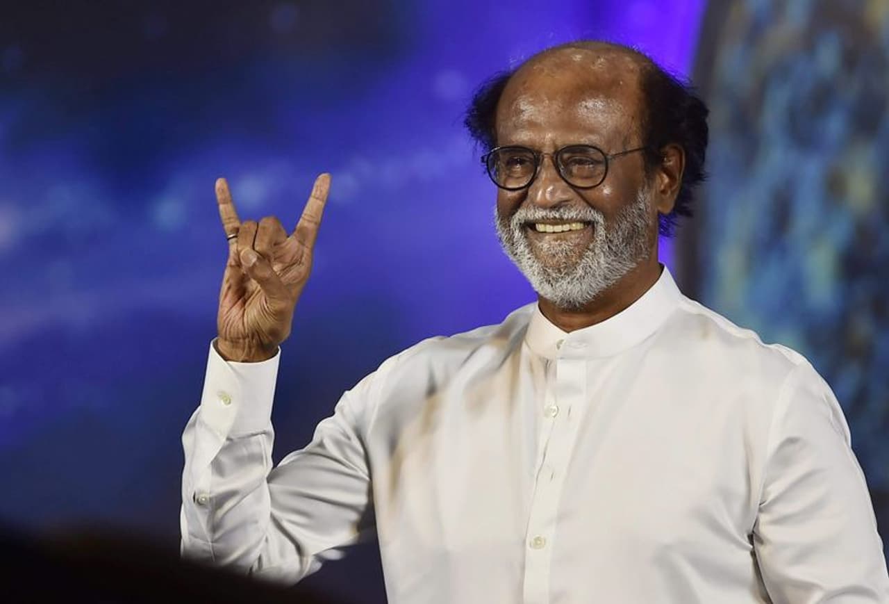 <p>அண்மையில் ரஜினி அரசியலுக்கு வரமாட்டார் என ஒரு கடிதம் வாட்ஸ் அப்பில் வலம் வந்தது. பின்னர் அது குறித்து விளக்கம் அளித்த ரஜினிகாந்த் கடிதம் என்னுடையது அல்ல, ஆனால் அதில் உள்ள விஷயங்கள் உண்மை என தெரிவித்தார். <br /> </p> <p>அண்மையில் ரஜினி அரசியலுக்கு வரமாட்டார் என ஒரு கடிதம் வாட்ஸ் அப்பில் வலம் வந்தது. பின்னர் அது குறித்து விளக்கம் அளித்த ரஜினிகாந்த் கடிதம் என்னுடையது அல்ல, ஆனால் அதில் உள்ள விஷயங்கள் உண்மை என தெரிவித்தார். <br /> </p>