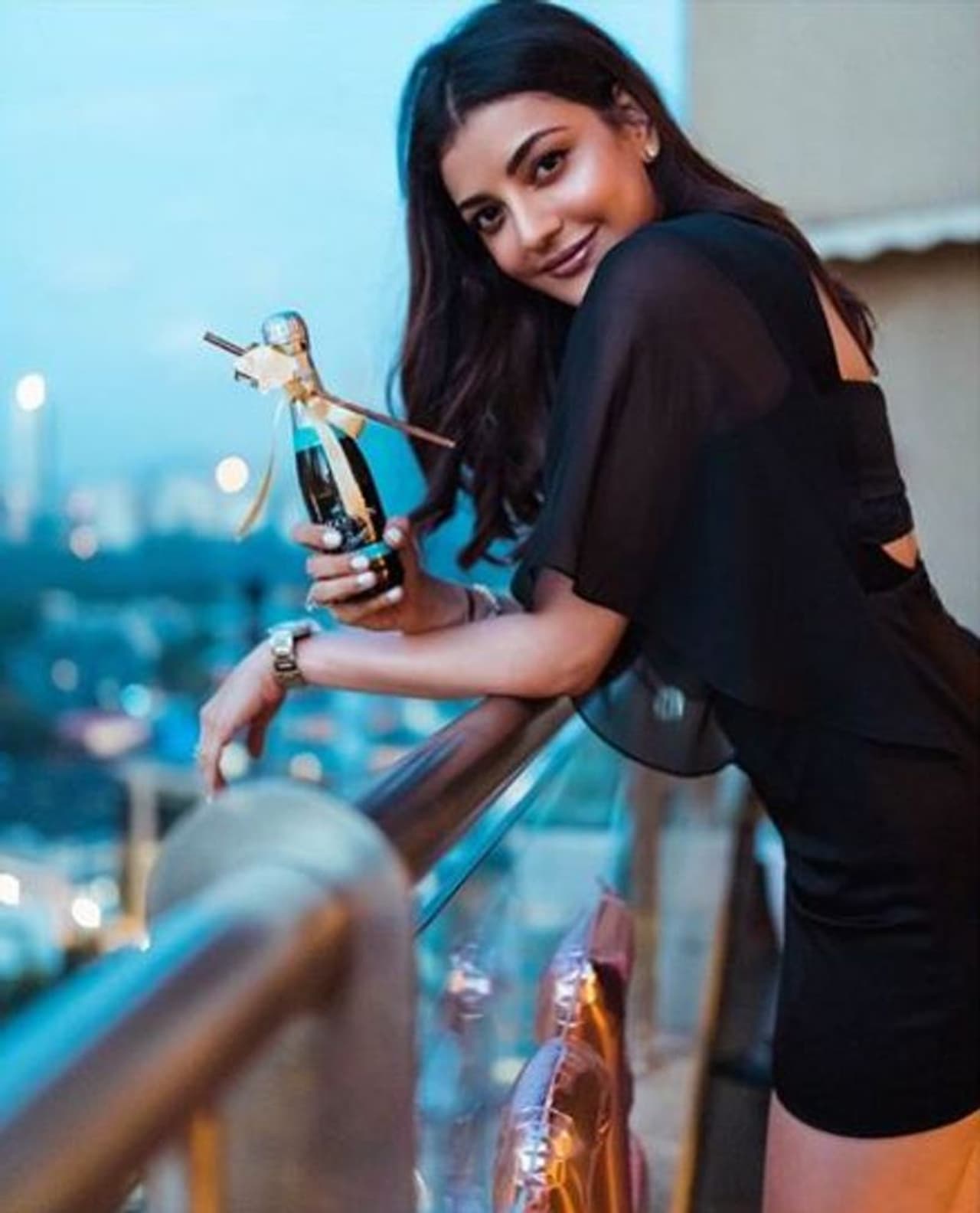 <p><br />ముంబైకి చెందిన వ్యాపారవేత్త గౌతమ్ కిచ్లును అక్టోబర్ 30న వివాహం చేసుకోనుంది. ఇటీవలే సన్నిహితుల సమక్షంలో నిశ్చితార్థం చేసుకుంది.</p> <p><br />ముంబైకి చెందిన వ్యాపారవేత్త గౌతమ్ కిచ్లును అక్టోబర్ 30న వివాహం చేసుకోనుంది. ఇటీవలే సన్నిహితుల సమక్షంలో నిశ్చితార్థం చేసుకుంది.</p>