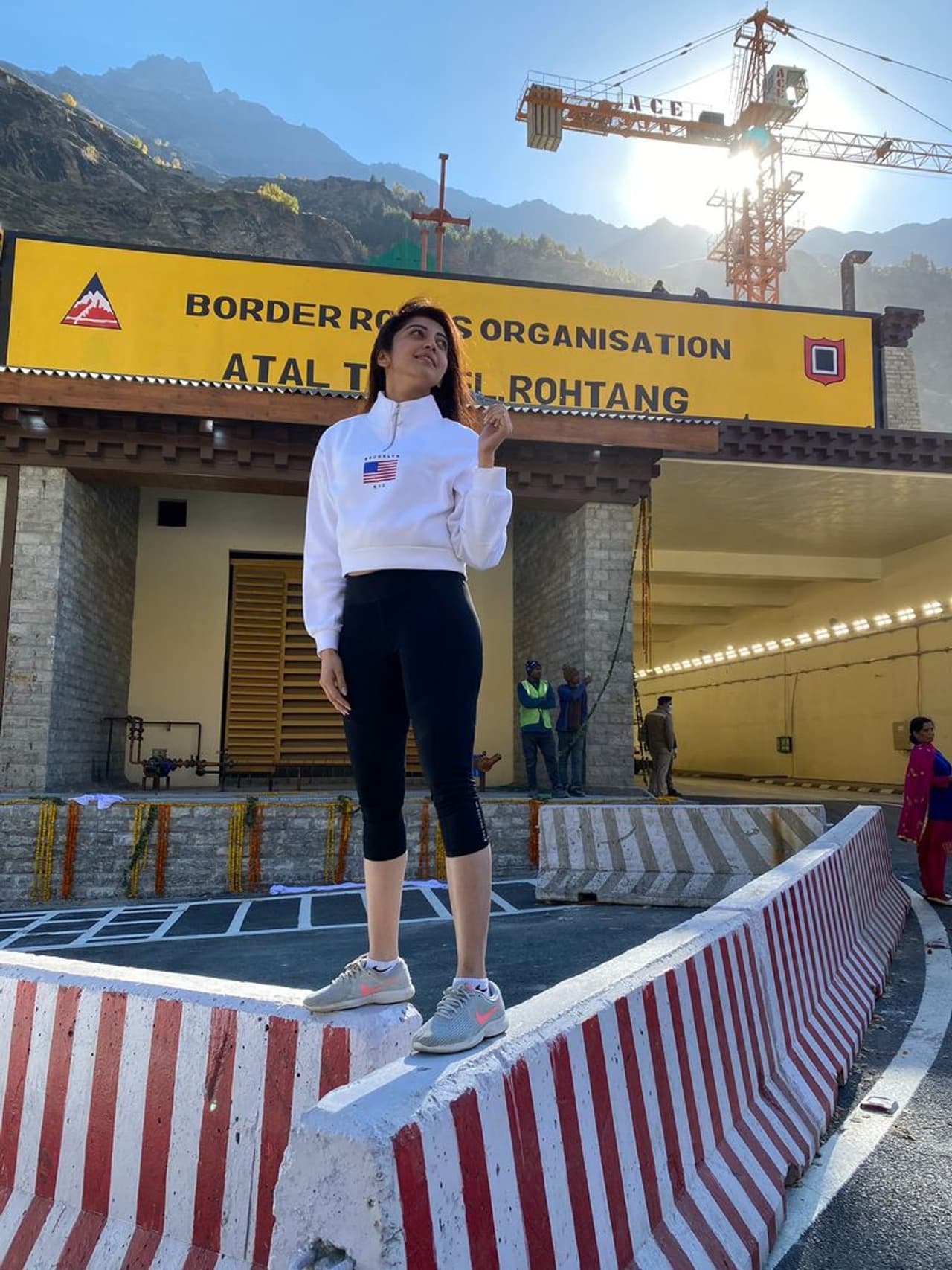 <p>ಬಹುಭಾಷ&nbsp;ನಟಿ ಪ್ರಣೀತಾ ಸುಭಾಷ್‌ ರೋಹತಾಂಗ್‌ ಪಾಸ್‌ನಲ್ಲಿ ಮೂರು ದಿನಗಳ ಹಿಂದಷ್ಟೇ ಪ್ರಧಾನಿ ಮೋದಿ ಅವರಿಂದ ಉದ್ಘಾಟನೆಗೊಂಡ ಅಟಲ್‌ ಟನಲ್‌ಗೂ ಹೋಗಿ ಬಂದಿದ್ದಾರೆ.</p>