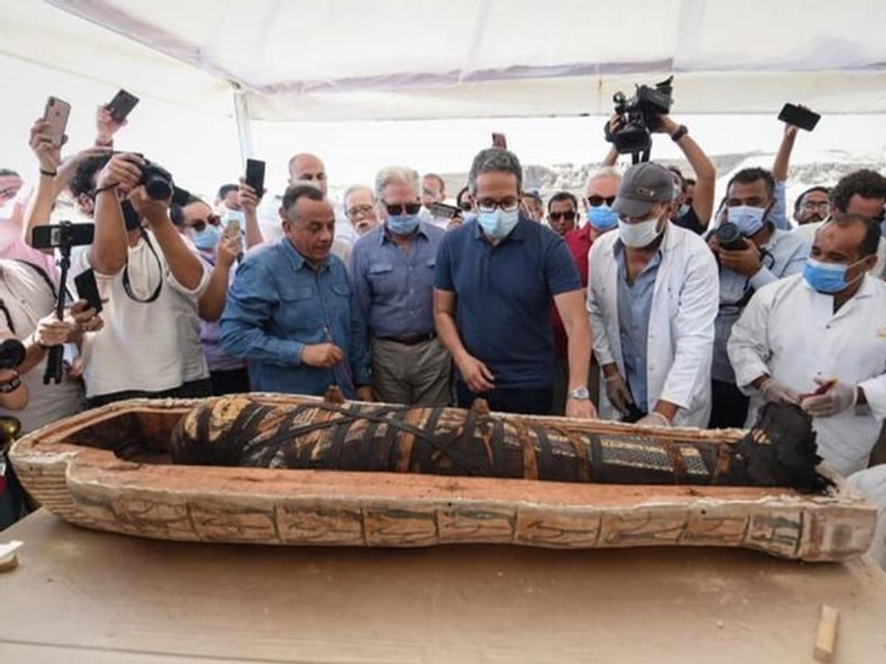 <p>ఈజిప్టు చరిత్రలో మమ్మీలది ముఖ్య పాత్ర. పురాతన చరిత్రకు ఆనవాళ్లుగా ఉన్న వేల యేళ్లనాటి మమ్మీలను వెలికితీసి వాటి చరిత్రను తవ్వి తీయడం అక్కడి సైంటిస్టులకు ఎంతో ఆసక్తి. అలా ఇటీవల 2,500 యేళ్లనాటి ఓ మమ్మీని ఈజిప్టు శాస్త్రవేత్తలు తెరిచారు. </p> <p>ఈజిప్టు చరిత్రలో మమ్మీలది ముఖ్య పాత్ర. పురాతన చరిత్రకు ఆనవాళ్లుగా ఉన్న వేల యేళ్లనాటి మమ్మీలను వెలికితీసి వాటి చరిత్రను తవ్వి తీయడం అక్కడి సైంటిస్టులకు ఎంతో ఆసక్తి. అలా ఇటీవల 2,500 యేళ్లనాటి ఓ మమ్మీని ఈజిప్టు శాస్త్రవేత్తలు తెరిచారు. </p>