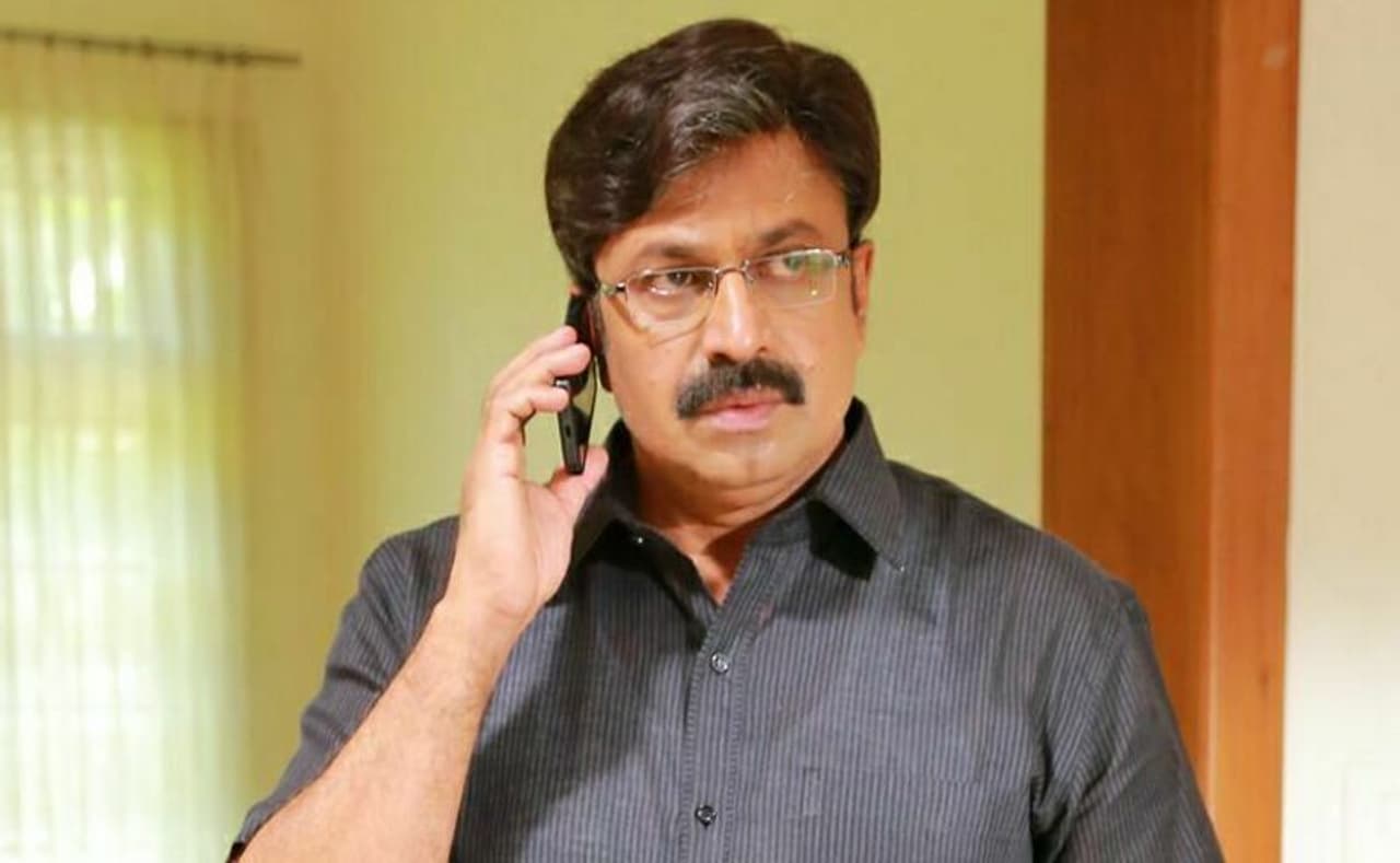 <p>ഐഎഎസുകാരനായ പ്രഭാകര് എന്ന കഥാപാത്രമായിരുന്നു ദൃശ്യത്തില് സിദ്ദിഖ് ചെയ്തത്.</p> <p>ഐഎഎസുകാരനായ പ്രഭാകര് എന്ന കഥാപാത്രമായിരുന്നു ദൃശ്യത്തില് സിദ്ദിഖ് ചെയ്തത്.</p>