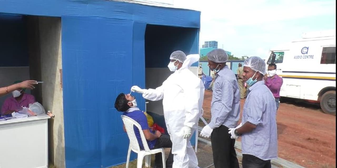 <p>ಭಾರತದಲ್ಲಿ ಕೊರೋನಾ ವೈರಸ್ ಆರ್ಭಟ ಹೆಚ್ಚಿಸಿದೆ. ಕೇಂದ್ರ ಹಾಗೂ ಆಯಾ ರಾಜ್ಯ ಸರ್ಕಾರಗಳು ನಿಯಂತ್ರಣಕ್ಕೆ ಕಟ್ಟು ನಿಟ್ಟಿನ ಕ್ರಮಕ್ಕೆ ಮುಂದಾಗಿದೆ. ಆದರೆ ಪರಸ್ಥಿತಿ ನಿಯಂತ್ರಕ್ಕೆ ಬರುತ್ತಿಲ್ಲ.</p> <p>ಭಾರತದಲ್ಲಿ ಕೊರೋನಾ ವೈರಸ್ ಆರ್ಭಟ ಹೆಚ್ಚಿಸಿದೆ. ಕೇಂದ್ರ ಹಾಗೂ ಆಯಾ ರಾಜ್ಯ ಸರ್ಕಾರಗಳು ನಿಯಂತ್ರಣಕ್ಕೆ ಕಟ್ಟು ನಿಟ್ಟಿನ ಕ್ರಮಕ್ಕೆ ಮುಂದಾಗಿದೆ. ಆದರೆ ಪರಸ್ಥಿತಿ ನಿಯಂತ್ರಕ್ಕೆ ಬರುತ್ತಿಲ್ಲ.</p>