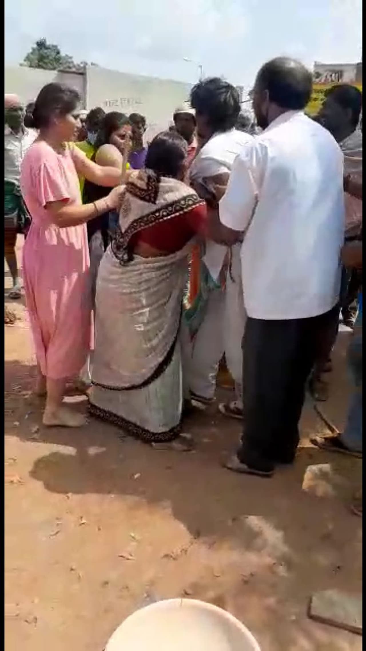 <p>ಮಹಿಳೆಯರ ಮುಂದೆ ಅಸಭ್ಯ ವರ್ತನೆ</p> <p>ಮಹಿಳೆಯರ ಮುಂದೆ ಅಸಭ್ಯ ವರ್ತನೆ</p>