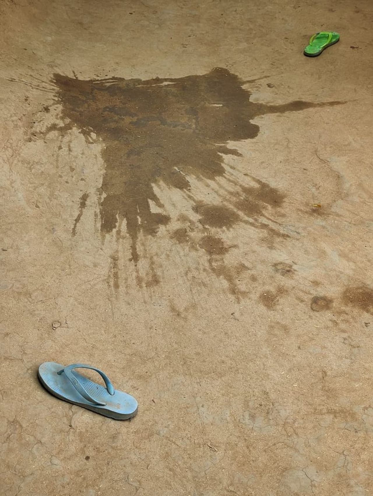 <p>പെണ്കുട്ടിയുടെ വീടിന് ഒന്നര കിലോമീറ്റര് മുമ്പ് തന്നെ ഉത്തര്പ്രദേശ് പൊലീസ് ബാരിക്കേഡ് വച്ച് റോഡ് തടഞ്ഞിരുന്നു. ശക്തമായ പൊലീസ് കാവലിലാണ് കുടുംബവും ഗ്രാമവും. സത്യത്തില് അത് കാവലായിരുന്നില്ല. </p> <p>പെണ്കുട്ടിയുടെ വീടിന് ഒന്നര കിലോമീറ്റര് മുമ്പ് തന്നെ ഉത്തര്പ്രദേശ് പൊലീസ് ബാരിക്കേഡ് വച്ച് റോഡ് തടഞ്ഞിരുന്നു. ശക്തമായ പൊലീസ് കാവലിലാണ് കുടുംബവും ഗ്രാമവും. സത്യത്തില് അത് കാവലായിരുന്നില്ല. </p>