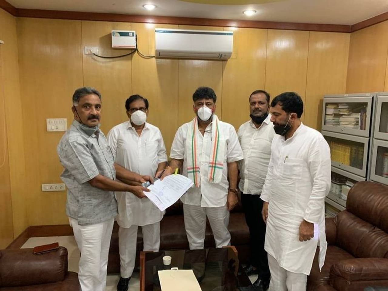 <p>ಕೆಪಿಸಿಸಿ ಅಧ್ಯಕ್ಷ ಡಿ.ಕೆ. ಶಿವಕುಮಾರ್ ಅವರು ಇತ್ತೀಚೆಗೆ ಜೆಡಿಎಸ್ ತೊರೆದು ಕಾಂಗ್ರೆಸ್ ಸೇರಿದ ವಿಧಾನ ಪರಿಷತ್ ಮಾಜಿ ಸದಸ್ಯಗೆ "ಬಿ" ಫಾರಂ</p> <p>ಕೆಪಿಸಿಸಿ ಅಧ್ಯಕ್ಷ ಡಿ.ಕೆ. ಶಿವಕುಮಾರ್ ಅವರು ಇತ್ತೀಚೆಗೆ ಜೆಡಿಎಸ್ ತೊರೆದು ಕಾಂಗ್ರೆಸ್ ಸೇರಿದ ವಿಧಾನ ಪರಿಷತ್ ಮಾಜಿ ಸದಸ್ಯಗೆ "ಬಿ" ಫಾರಂ</p>