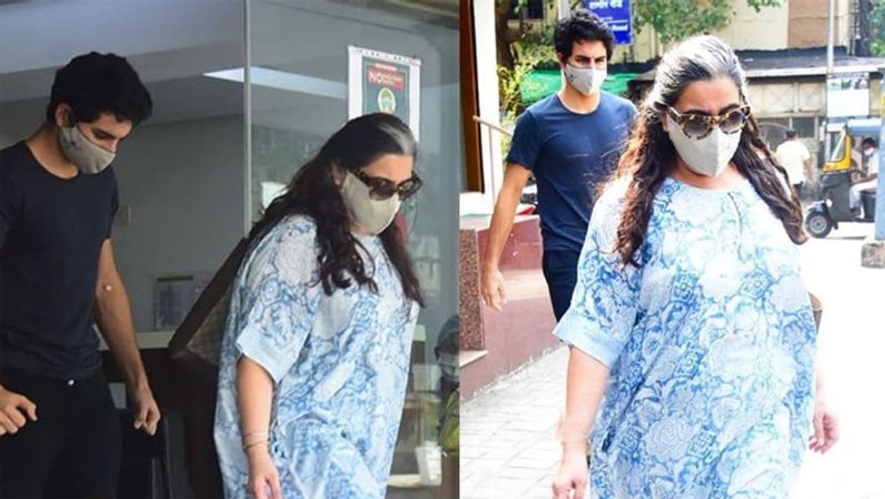 <p>ಅಮೃತಾ ಸಿಂಗ್ ಹಾಗೂ ಮಗ ಇಬ್ಬರು ಕ್ಲಿನಿಕ್ ಹೊರಗೆ ಕಾಣಿಸಿಕೊಂಡಿದ್ದಾರೆ. ಈ ಸಂದರ್ಭದಲ್ಲಿ ಅಮೃತ ತುಂಬಾ ಸಡಿಲವಾದ ಕುರ್ತಾ ಮತ್ತು ಪ್ಯಾಂಟ್ ಧರಿಸಿದ್ದರು.</p> <p>ಅಮೃತಾ ಸಿಂಗ್ ಹಾಗೂ ಮಗ ಇಬ್ಬರು ಕ್ಲಿನಿಕ್ ಹೊರಗೆ ಕಾಣಿಸಿಕೊಂಡಿದ್ದಾರೆ. ಈ ಸಂದರ್ಭದಲ್ಲಿ ಅಮೃತ ತುಂಬಾ ಸಡಿಲವಾದ ಕುರ್ತಾ ಮತ್ತು ಪ್ಯಾಂಟ್ ಧರಿಸಿದ್ದರು.</p>