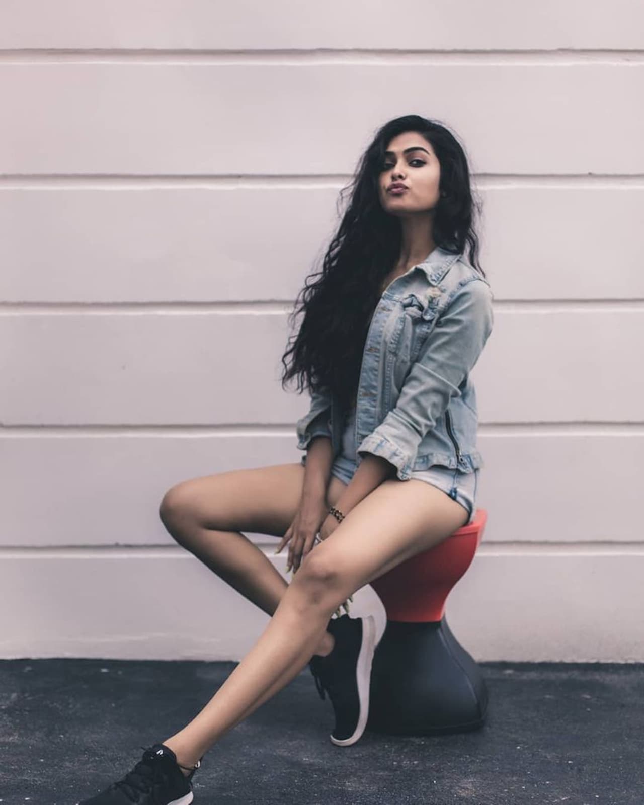 <p style="text align: justify;">బిగ్ బాస్ సీజన్ 4లో కంటెస్టెంట్స్ గా అవకాశం దక్కించుకున్న వారిలో దివి ఒకరు. హీరోయిన్ గా ఎదగాలని పరిశ్రమకు వచ్చిన దివి హౌస్ లోని స్ట్రాంగ్ కంటెస్టెంట్స్ లో ఒకరిగా మారారు. ఇంటిలో తనదైన మార్కుతో దివి ప్రేక్షకులలో గుర్తింపు తెచ్చుకున్నారు. </p> <p style="text align: justify;">బిగ్ బాస్ సీజన్ 4లో కంటెస్టెంట్స్ గా అవకాశం దక్కించుకున్న వారిలో దివి ఒకరు. హీరోయిన్ గా ఎదగాలని పరిశ్రమకు వచ్చిన దివి హౌస్ లోని స్ట్రాంగ్ కంటెస్టెంట్స్ లో ఒకరిగా మారారు. ఇంటిలో తనదైన మార్కుతో దివి ప్రేక్షకులలో గుర్తింపు తెచ్చుకున్నారు. </p>