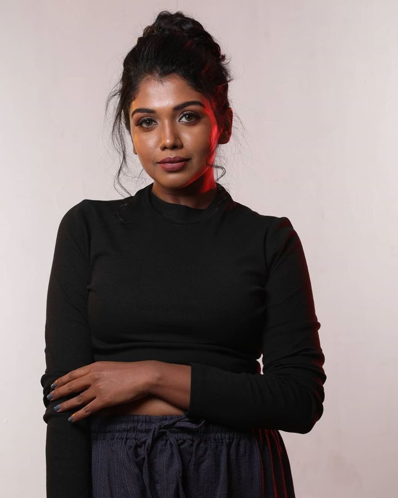 <p>பாலா இயக்கத்தில் 2013ம் ஆண்டு வெளியான பரதேசி படம் மூலம் தமிழ் சினிமாவில் அறிமுகமானவார் ரித்விகா. முதல் படத்திலேயே முக்கிய கதாபாத்திரத்தில் கலக்கினார்.</p> <p>பாலா இயக்கத்தில் 2013ம் ஆண்டு வெளியான பரதேசி படம் மூலம் தமிழ் சினிமாவில் அறிமுகமானவார் ரித்விகா. முதல் படத்திலேயே முக்கிய கதாபாத்திரத்தில் கலக்கினார்.</p>