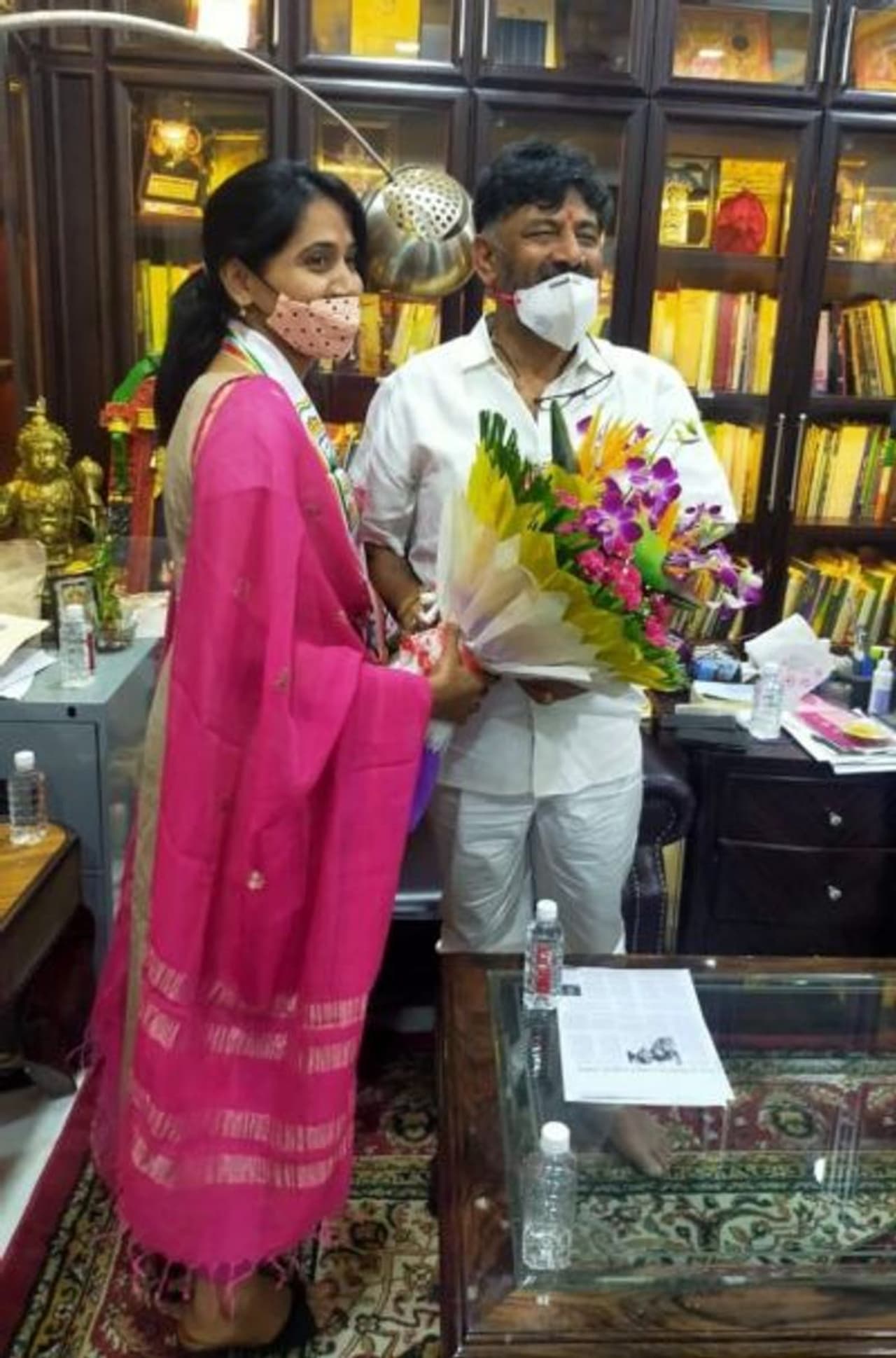 <p>ಕಾಂಗ್ರೆಸ್​ನಿಂದ ಟಿಕೆಟ್​ ಅಧಿಕೃತವಾಗಿ ಘೋಷಣೆಯಾದ ಬೆನ್ನಲ್ಲೇ ಕುಸುಮಾ ಅವರು ಇಂದು (ಬುಧವಾರ) ಡಿ.ಕೆ.ಶಿವಕುಮಾರ್​ ಅವರನ್ನು ಭೇಟಿಯಾದರು.</p>