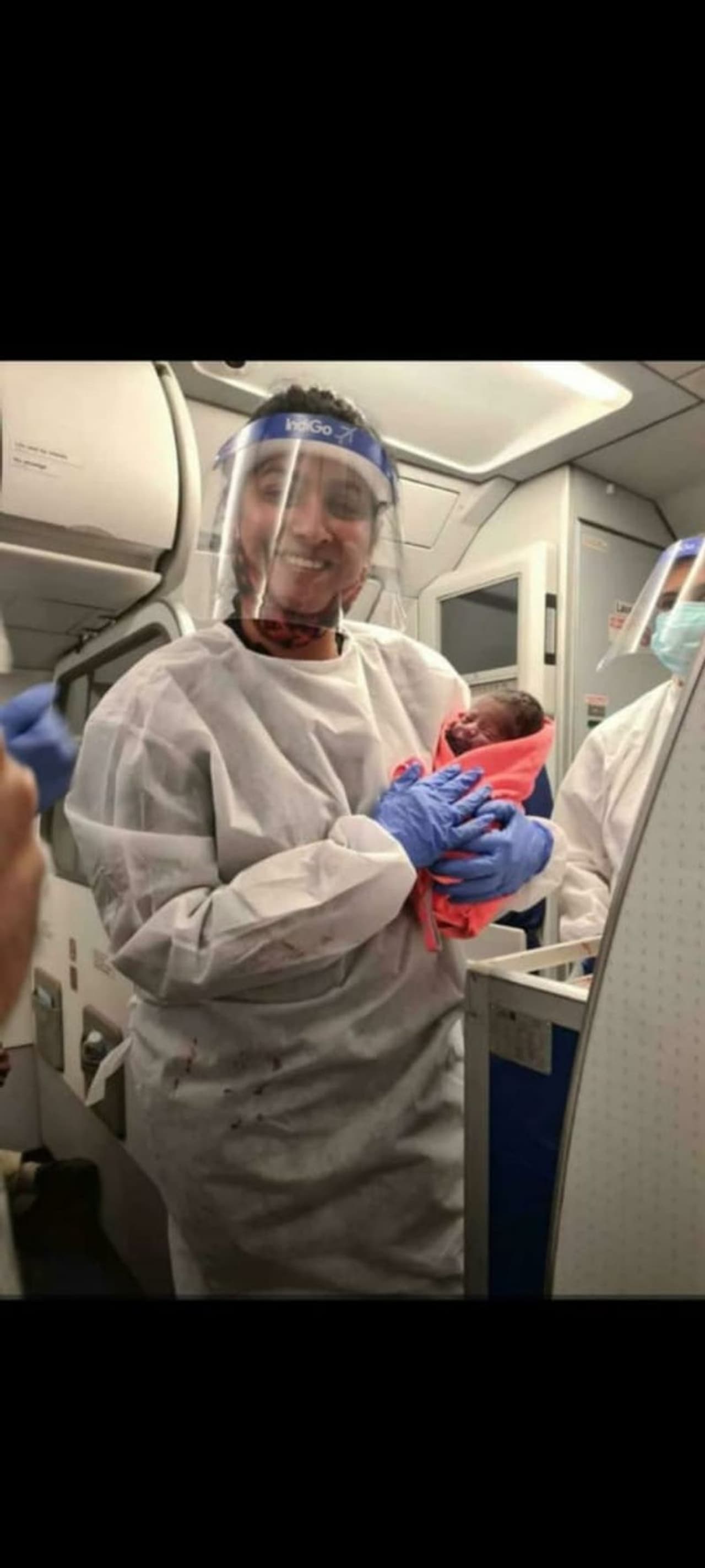 <p>ದೆಹಲಿಯಿಂದ ಬೆಂಗಳೂರಿಗೆ ಬರುತ್ತಿದ್ದ ವಿಮಾನ ಕೆಂಪೇಗೌಡ ವಿಮಾನ ನಿಲ್ದಾಣಕ್ಕೆ ಆಗಮಿಸುವ ವೇಳೆಗೆ ಹೆರಿಗೆಯಾಗಿದೆ.</p> <p>ದೆಹಲಿಯಿಂದ ಬೆಂಗಳೂರಿಗೆ ಬರುತ್ತಿದ್ದ ವಿಮಾನ ಕೆಂಪೇಗೌಡ ವಿಮಾನ ನಿಲ್ದಾಣಕ್ಕೆ ಆಗಮಿಸುವ ವೇಳೆಗೆ ಹೆರಿಗೆಯಾಗಿದೆ.</p>