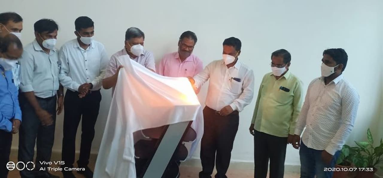 <p>ಕೊರೋನಾ ವಾರಿಯರ್ಗಳು ಸೋಂಕಿಗೆ ತುತ್ತಾಗುವುದನ್ನು ತಪ್ಪಿಸಲು ಕೆಎಲ್ವಿ ವಿದ್ಯಾರ್ಥಿಗಳು ನಿರ್ಮಿಸಿದ ರೊಬೋಟಿಕ್ ವೆಹಿಕಲ್ಗೆ ಬೃಹತ್ ಕೈಗಾರಿಕೆ ಸಚಿವ ಜಗದೀಶ್ ಶೆಟ್ಟರ್ ಚಾಲನೆ ನೀಡಿದ್ದಾರೆ. </p> <p>ಕೊರೋನಾ ವಾರಿಯರ್ಗಳು ಸೋಂಕಿಗೆ ತುತ್ತಾಗುವುದನ್ನು ತಪ್ಪಿಸಲು ಕೆಎಲ್ವಿ ವಿದ್ಯಾರ್ಥಿಗಳು ನಿರ್ಮಿಸಿದ ರೊಬೋಟಿಕ್ ವೆಹಿಕಲ್ಗೆ ಬೃಹತ್ ಕೈಗಾರಿಕೆ ಸಚಿವ ಜಗದೀಶ್ ಶೆಟ್ಟರ್ ಚಾಲನೆ ನೀಡಿದ್ದಾರೆ. </p>