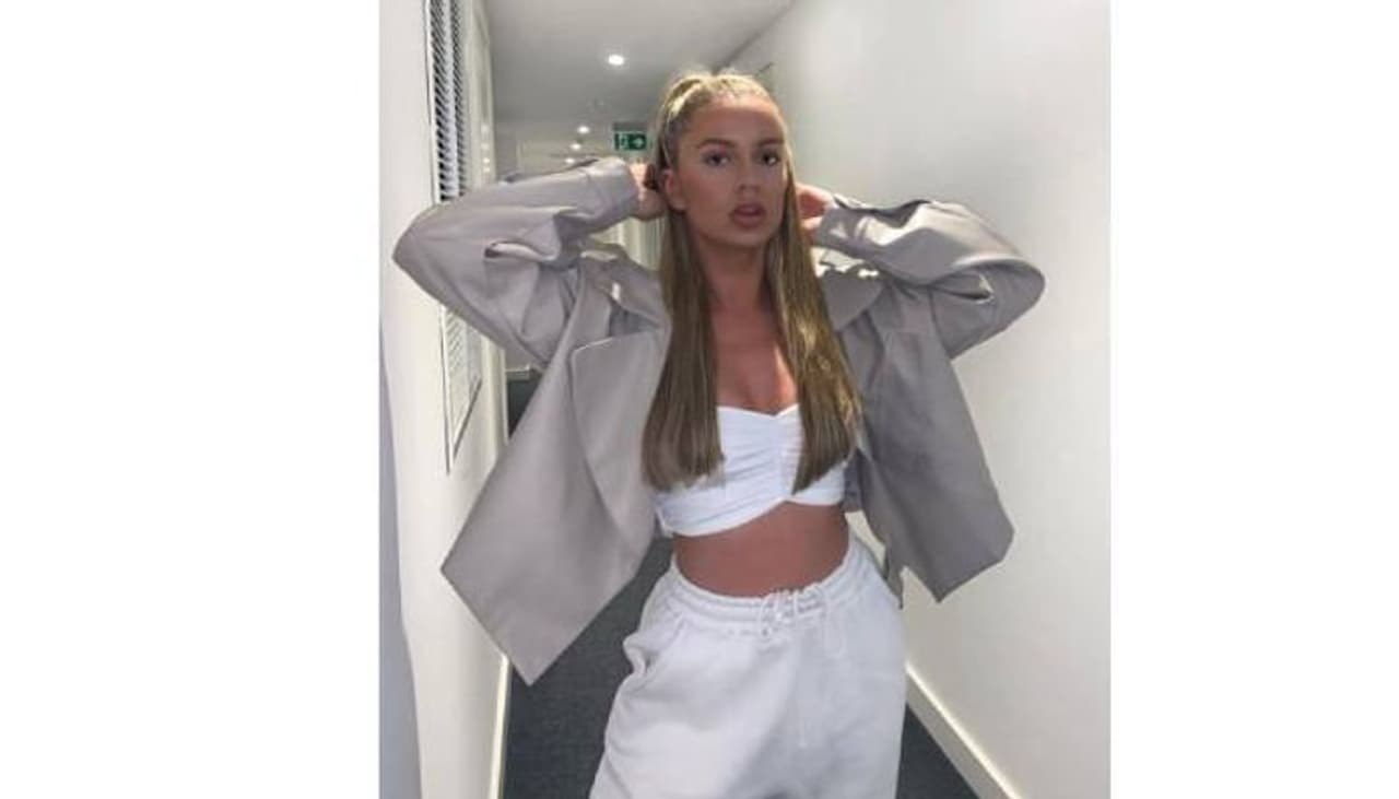 <p>ഓൺലൈന് വഴി ഒരു പുതിയ ജാക്കറ്റ് വാങ്ങിയ യുവതിക്ക് കൊവിഡ് സ്ഥിരീകരിച്ചു എന്ന വാര്ത്തയാണ് ഇപ്പോള് പുറത്തുവരുന്നത്. നന്നായി പായ്ക്ക് ചെയ്തെത്തിയ ജാക്കറ്റിന്റെ പോക്കറ്റിൽ നിന്ന് ലണ്ടണ് സ്വദേശിയായ യുവതിക്ക് കിട്ടിയത് ഉപയോഗിച്ച ടിഷ്യൂ പേപ്പറും ഒരു പാക്കറ്റ് ച്യൂയിംഗവും. </p> <p>ഓൺലൈന് വഴി ഒരു പുതിയ ജാക്കറ്റ് വാങ്ങിയ യുവതിക്ക് കൊവിഡ് സ്ഥിരീകരിച്ചു എന്ന വാര്ത്തയാണ് ഇപ്പോള് പുറത്തുവരുന്നത്. നന്നായി പായ്ക്ക് ചെയ്തെത്തിയ ജാക്കറ്റിന്റെ പോക്കറ്റിൽ നിന്ന് ലണ്ടണ് സ്വദേശിയായ യുവതിക്ക് കിട്ടിയത് ഉപയോഗിച്ച ടിഷ്യൂ പേപ്പറും ഒരു പാക്കറ്റ് ച്യൂയിംഗവും. </p>