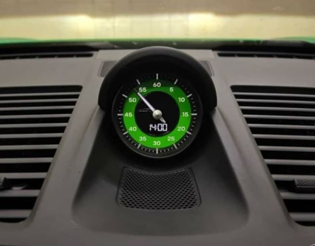 <p>ఈ సారి వారి వివాహ వార్షికోత్సవ సంధర్భంగా నజ్రియా నసీమ్, ఫహద్ ఫాజిల్ కొత్త అతిథిని వారి ఇంటికి తీసుకొచ్చారు. నజ్రియా నసీమ్, ఫహద్ ఫాజిల్ తాజాగా జర్మన్ స్పోర్ట్స్ కార్ల తయారీ సంస్థ పోర్స్చే 911 స్పోర్ట్స్ కారును కొనుగోలు చేశారు.<br /> </p> <p>ఈ సారి వారి వివాహ వార్షికోత్సవ సంధర్భంగా నజ్రియా నసీమ్, ఫహద్ ఫాజిల్ కొత్త అతిథిని వారి ఇంటికి తీసుకొచ్చారు. నజ్రియా నసీమ్, ఫహద్ ఫాజిల్ తాజాగా జర్మన్ స్పోర్ట్స్ కార్ల తయారీ సంస్థ పోర్స్చే 911 స్పోర్ట్స్ కారును కొనుగోలు చేశారు.<br /> </p>