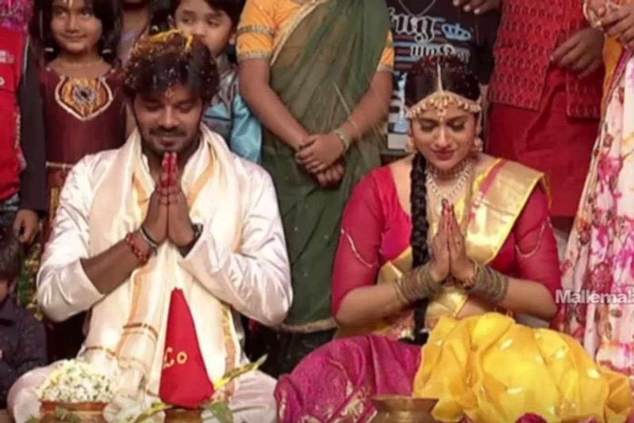 <p>బుల్లితెరపై సుడిగాలి సుధీర్, రష్మీ మంచి పెయిర్. వారి కాంబినేషన్ ని వెండితెరపై ప్రభాస్ అనుష్కలతో పోలుస్తూ.... వారిరువురికి పెళ్లెప్పుడని ఫాన్స్ అడుగుతూ ఉంటారో వీరి జోడికి కూడా అదే స్థాయిలో ఫ్యాన్ ఫాలోయింగ్ ఉంది. ఈ జంట కెమిస్ట్రీ గురించి వేరుగా చెప్పనవసరం లేదు. వీరి పెయిర్ ఎంతలా హిట్ అయిందంటే.... ఈటీవీ వాళ్ళు ఒక ప్రోగ్రాం పెట్టి మరి వీరిరువురి పెళ్లి వేడుక అని ఒక పండగ ప్రోగ్రాం కానిచ్చేశారు.&nbsp;(Pic Credit Mallemala)</p>