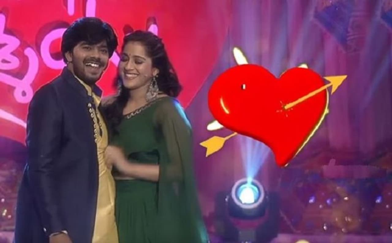 <p>సుడిగాలి సుధీర్ బుల్లి తెరపై పెద్దగా పరిచయ అక్కర్లేని పేరు. జబర్దస్త్ షో తో మంచి గుర్తింపు తెచ్చుకున్న సుధీర్... ఢీ షో తో కూడా ప్రేక్షకులను అలరిస్తున్నాడు. యాంకర్ రష్మీతో సుధీర్ కి ఉన్న ఆన్ స్క్రీన్ కెమిస్ట్రీ పుణ్యమాని ఈ జంట బుల్లితెరపై తమదైన ముద్రను వేస్తున్నారు. (Pic Credit Mallemala)</p> <p>సుడిగాలి సుధీర్ బుల్లి తెరపై పెద్దగా పరిచయ అక్కర్లేని పేరు. జబర్దస్త్ షో తో మంచి గుర్తింపు తెచ్చుకున్న సుధీర్... ఢీ షో తో కూడా ప్రేక్షకులను అలరిస్తున్నాడు. యాంకర్ రష్మీతో సుధీర్ కి ఉన్న ఆన్ స్క్రీన్ కెమిస్ట్రీ పుణ్యమాని ఈ జంట బుల్లితెరపై తమదైన ముద్రను వేస్తున్నారు. (Pic Credit Mallemala)</p>