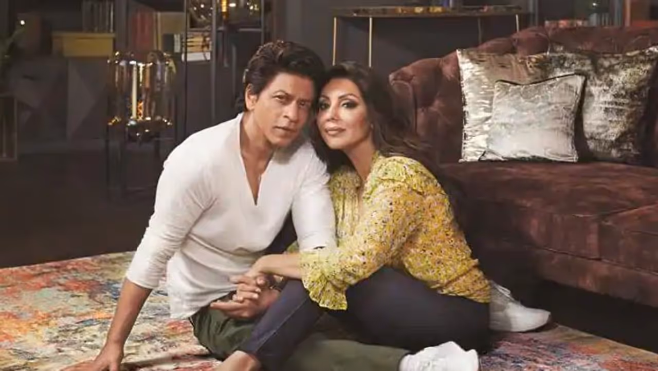 <p>ಹರೆಯದ ಯುವ ಪ್ರೇಮಿಗಳಿಂದ ಶಾರೂಖ್ ಮತ್ತು ಗೌರಿ ಖಾನ್ ಬಾಲಿವುಡ್ ಸೆಲೆಬ್ರಿಟಿ ಕಪ್ ಆಗಿ ಬೆಳೆದಿದ್ದಾರೆ. ಈ ಜರ್ನಿ ಸುಲಭದ್ದಾಗಿರಲಿಲ್ಲ.</p> <p>ಹರೆಯದ ಯುವ ಪ್ರೇಮಿಗಳಿಂದ ಶಾರೂಖ್ ಮತ್ತು ಗೌರಿ ಖಾನ್ ಬಾಲಿವುಡ್ ಸೆಲೆಬ್ರಿಟಿ ಕಪ್ ಆಗಿ ಬೆಳೆದಿದ್ದಾರೆ. ಈ ಜರ್ನಿ ಸುಲಭದ್ದಾಗಿರಲಿಲ್ಲ.</p>