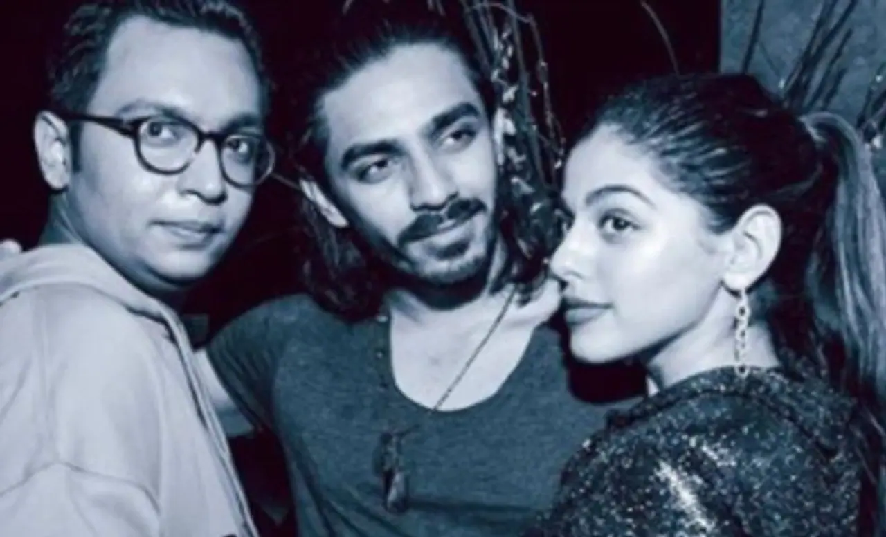 <p>ಈ ವಿಡಿಯೋಗಳಲ್ಲಿ ಐಶ್ವರ್ಯ್ ಹಾಗೂ ಅಲಾಯಾ ಇಬ್ಬರೂ ಬಹಳ ಕ್ಲೋಸ್ ಆಗಿರುವ ದೃಶ್ಯಗಳಿವೆ. ಇಬ್ಬರೂ ಒಟ್ಟಾಗಿ ಕೇಕ್ ಕಟ್ ಮಾಡಿದ್ದಾರೆ. ಸ್ಮಿತಾ ಈ ವಿಡಿಯೋ ಶೇರ್ ಮಾಡುವಾಗ ಅಲಾಯಾರನ್ನೂ ಟ್ಯಾಗ್ ಮಾಡಿದ್ದಾರೆ.</p> <p>ಈ ವಿಡಿಯೋಗಳಲ್ಲಿ ಐಶ್ವರ್ಯ್ ಹಾಗೂ ಅಲಾಯಾ ಇಬ್ಬರೂ ಬಹಳ ಕ್ಲೋಸ್ ಆಗಿರುವ ದೃಶ್ಯಗಳಿವೆ. ಇಬ್ಬರೂ ಒಟ್ಟಾಗಿ ಕೇಕ್ ಕಟ್ ಮಾಡಿದ್ದಾರೆ. ಸ್ಮಿತಾ ಈ ವಿಡಿಯೋ ಶೇರ್ ಮಾಡುವಾಗ ಅಲಾಯಾರನ್ನೂ ಟ್ಯಾಗ್ ಮಾಡಿದ್ದಾರೆ.</p>