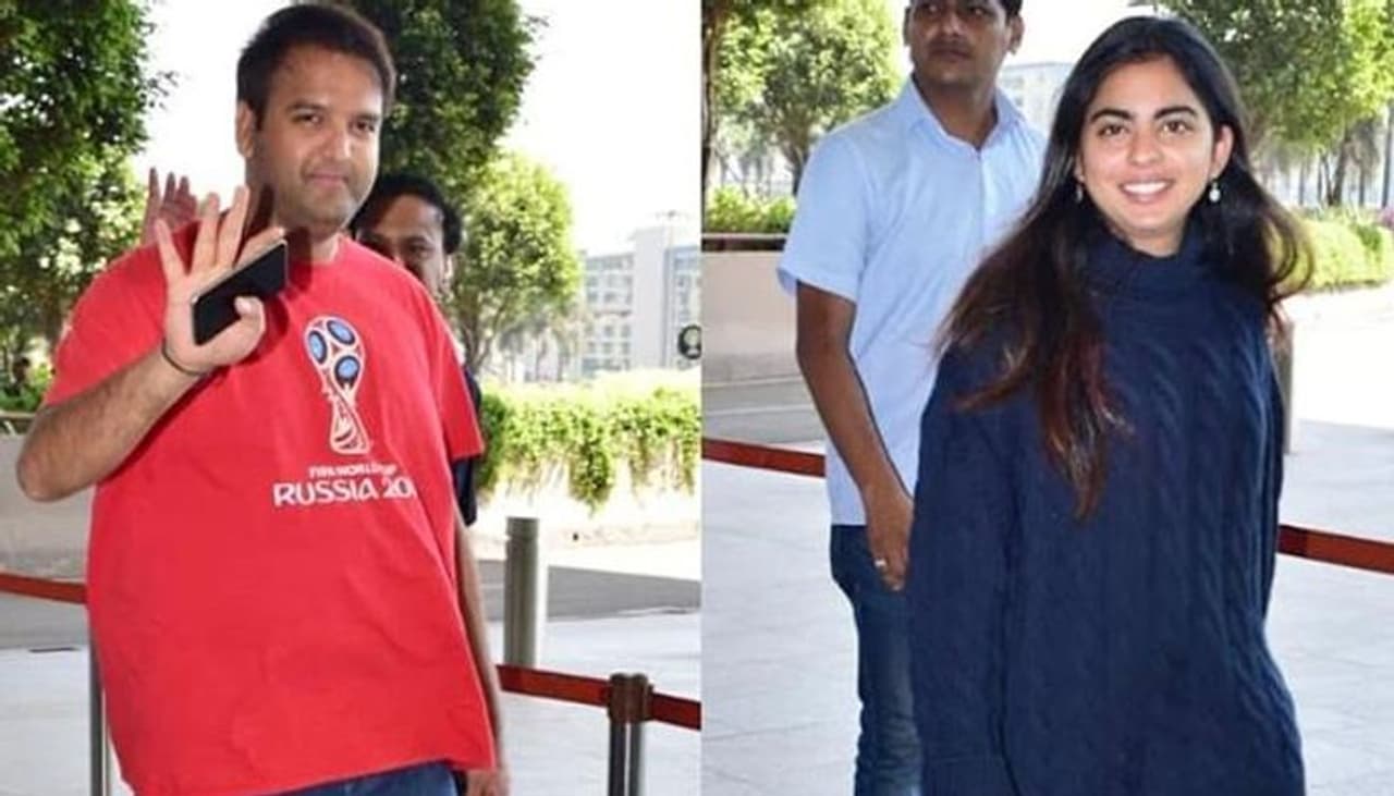 <p>రిలయన్స్ ఇండస్ట్రీస్ (ఆర్ఐఎల్) చైర్మన్, మేనేజింగ్ డైరెక్టర్ ముఖేష్ అంబానీ కుమార్తె వివాహంలో ప్రపంచవ్యాప్తంగా ఉన్న ప్రముఖులు పాల్గొన్నారు. రాజకీయ నాయకులు, సినీ ప్రముఖులు, క్రీడ ప్రముఖుల వరకు పెద్ద పెద్ద వ్యక్తులందరూ ఈ వివాహంలో కనిపించారు. <br /> </p> <p>రిలయన్స్ ఇండస్ట్రీస్ (ఆర్ఐఎల్) చైర్మన్, మేనేజింగ్ డైరెక్టర్ ముఖేష్ అంబానీ కుమార్తె వివాహంలో ప్రపంచవ్యాప్తంగా ఉన్న ప్రముఖులు పాల్గొన్నారు. రాజకీయ నాయకులు, సినీ ప్రముఖులు, క్రీడ ప్రముఖుల వరకు పెద్ద పెద్ద వ్యక్తులందరూ ఈ వివాహంలో కనిపించారు. <br /> </p>