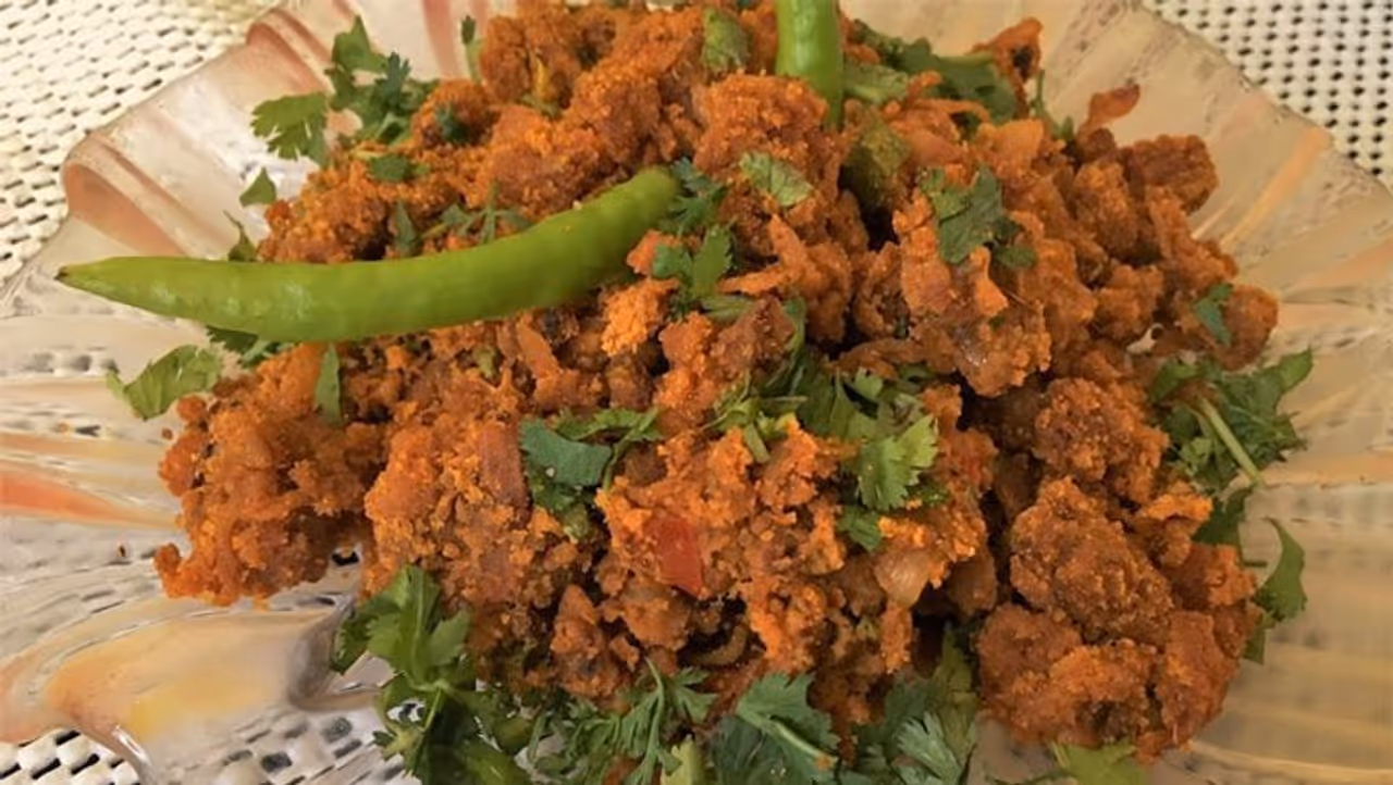 <p>ನಮ್ಮ ಸಂಸ್ಕೃತಿಯಲ್ಲಿ ಆಹಾರವು ಪ್ರಮುಖ ಪಾತ್ರ ವಹಿಸುತ್ತದೆ ಏಕೆಂದರೆ ಇದು ನಮ್ಮ ಬೇರುಗಳನ್ನು ಮತ್ತು ಸಂಸ್ಕೃತಿಯನ್ನು ಉತ್ತಮ ರೀತಿಯಲ್ಲಿ ಅರ್ಥಮಾಡಿಕೊಳ್ಳಲು ಸಹಾಯ ಮಾಡುತ್ತದೆ. ಲಕ್ನೋದ ಕಬಾಬ್ ಗಳಾಗಿರಲಿ ಅಥವಾ ಕರ್ನಾಟಕದ ಮೈಸೂರ್ ಪಾಕ್ ಆಗಿರಲಿ, ಭಾರತದ ಪ್ರತಿಯೊಂದು ಸ್ಥಳವೂ ವಿಶಿಷ್ಟ ಆಹಾರಕ್ಕಾಗಿ ಹೆಸರುವಾಸಿಯಾಗಿದೆ. </p> <p>ನಮ್ಮ ಸಂಸ್ಕೃತಿಯಲ್ಲಿ ಆಹಾರವು ಪ್ರಮುಖ ಪಾತ್ರ ವಹಿಸುತ್ತದೆ ಏಕೆಂದರೆ ಇದು ನಮ್ಮ ಬೇರುಗಳನ್ನು ಮತ್ತು ಸಂಸ್ಕೃತಿಯನ್ನು ಉತ್ತಮ ರೀತಿಯಲ್ಲಿ ಅರ್ಥಮಾಡಿಕೊಳ್ಳಲು ಸಹಾಯ ಮಾಡುತ್ತದೆ. ಲಕ್ನೋದ ಕಬಾಬ್ ಗಳಾಗಿರಲಿ ಅಥವಾ ಕರ್ನಾಟಕದ ಮೈಸೂರ್ ಪಾಕ್ ಆಗಿರಲಿ, ಭಾರತದ ಪ್ರತಿಯೊಂದು ಸ್ಥಳವೂ ವಿಶಿಷ್ಟ ಆಹಾರಕ್ಕಾಗಿ ಹೆಸರುವಾಸಿಯಾಗಿದೆ. </p>