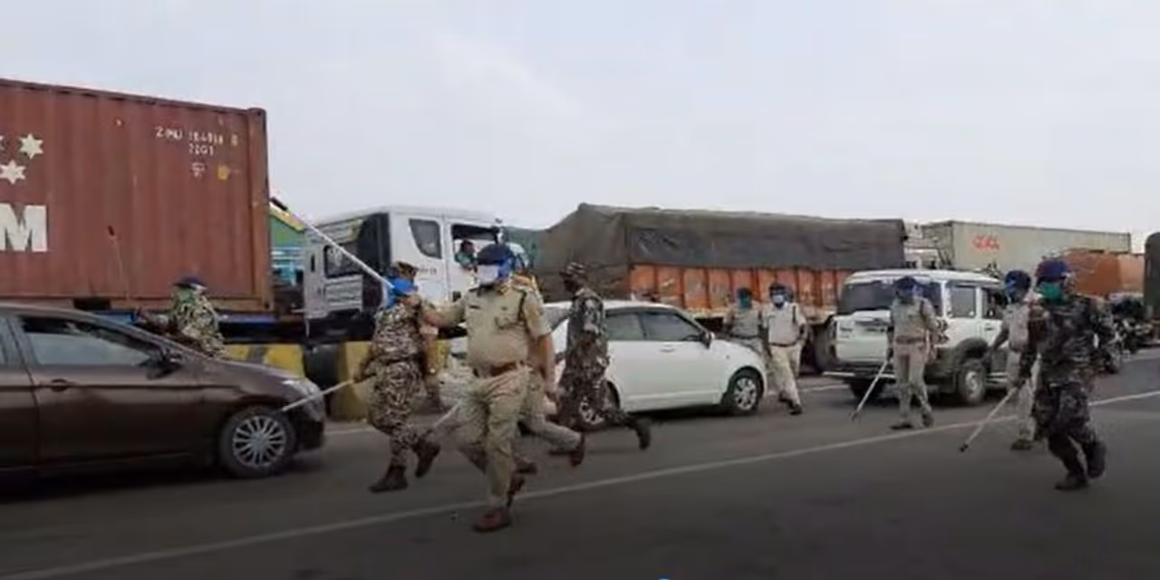 <p>It is alleged that BJP workers blocked the roads with buses. This caused severe traffic congestion in the premises of Dankuni Toll Plaza.<br />&nbsp;</p>