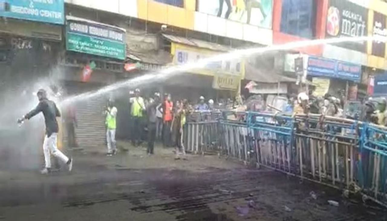 <p>ಬಿಜೆಪಿ ಹಮ್ಮಿಕೊಂಡಿದ್ದ ರ್ಯಾಲಿ ಮೇಲೆ ಜಲಫಿರಂಗಿ ಮತ್ತು ಅಶ್ರುವಾಯು ಪ್ರಯೋಗ ಮಾಡಲಾಗಿದೆ. ಮಮತಾ ಬ್ಯಾನರ್ಜಿಯೇ ಶಾಂತಿ ಕದಡುವ ಕೆಲಸ ಮಾಡುತ್ತಿದ್ದಾರೆ ಎಂದು ಬಿಜೆಪಿ ಇನ್ನೊಂದು ಕಡೆಯಿಂದ ಆರೋಪಿಸಿದೆ.</p> <p>ಬಿಜೆಪಿ ಹಮ್ಮಿಕೊಂಡಿದ್ದ ರ್ಯಾಲಿ ಮೇಲೆ ಜಲಫಿರಂಗಿ ಮತ್ತು ಅಶ್ರುವಾಯು ಪ್ರಯೋಗ ಮಾಡಲಾಗಿದೆ. ಮಮತಾ ಬ್ಯಾನರ್ಜಿಯೇ ಶಾಂತಿ ಕದಡುವ ಕೆಲಸ ಮಾಡುತ್ತಿದ್ದಾರೆ ಎಂದು ಬಿಜೆಪಿ ಇನ್ನೊಂದು ಕಡೆಯಿಂದ ಆರೋಪಿಸಿದೆ.</p>